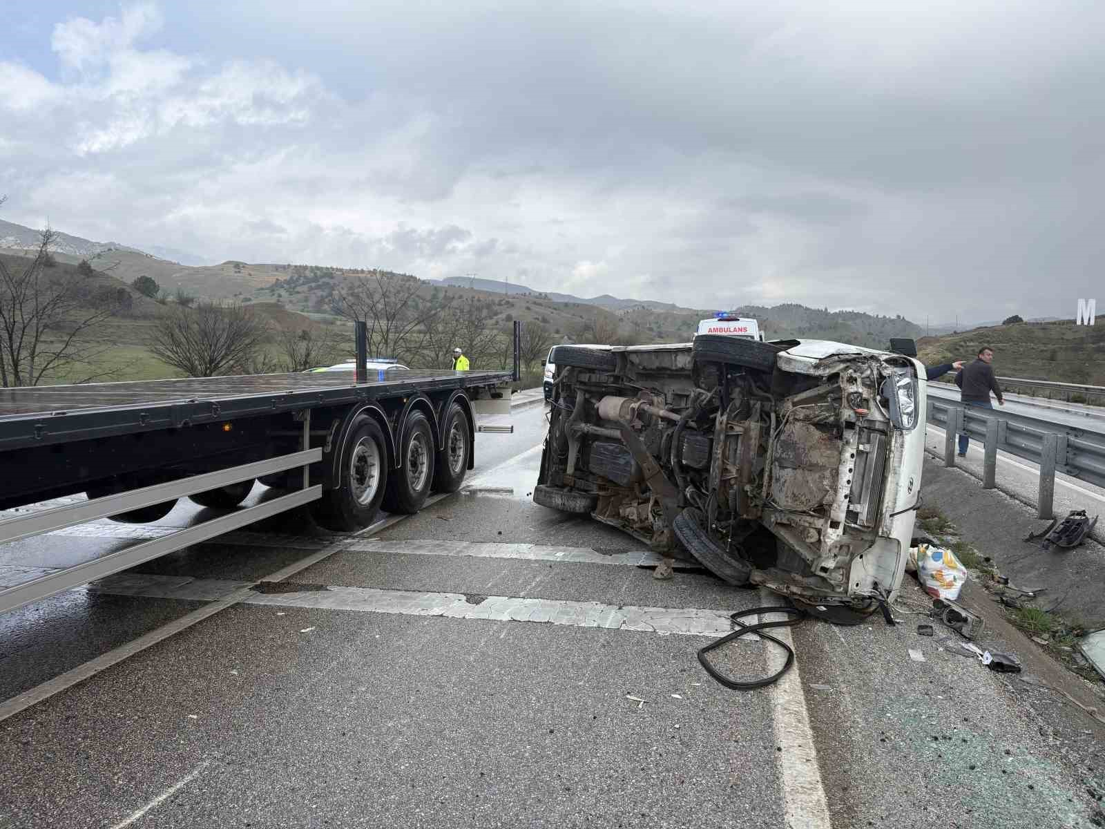 D100’de minibüs devrildi: 1 yaralı
