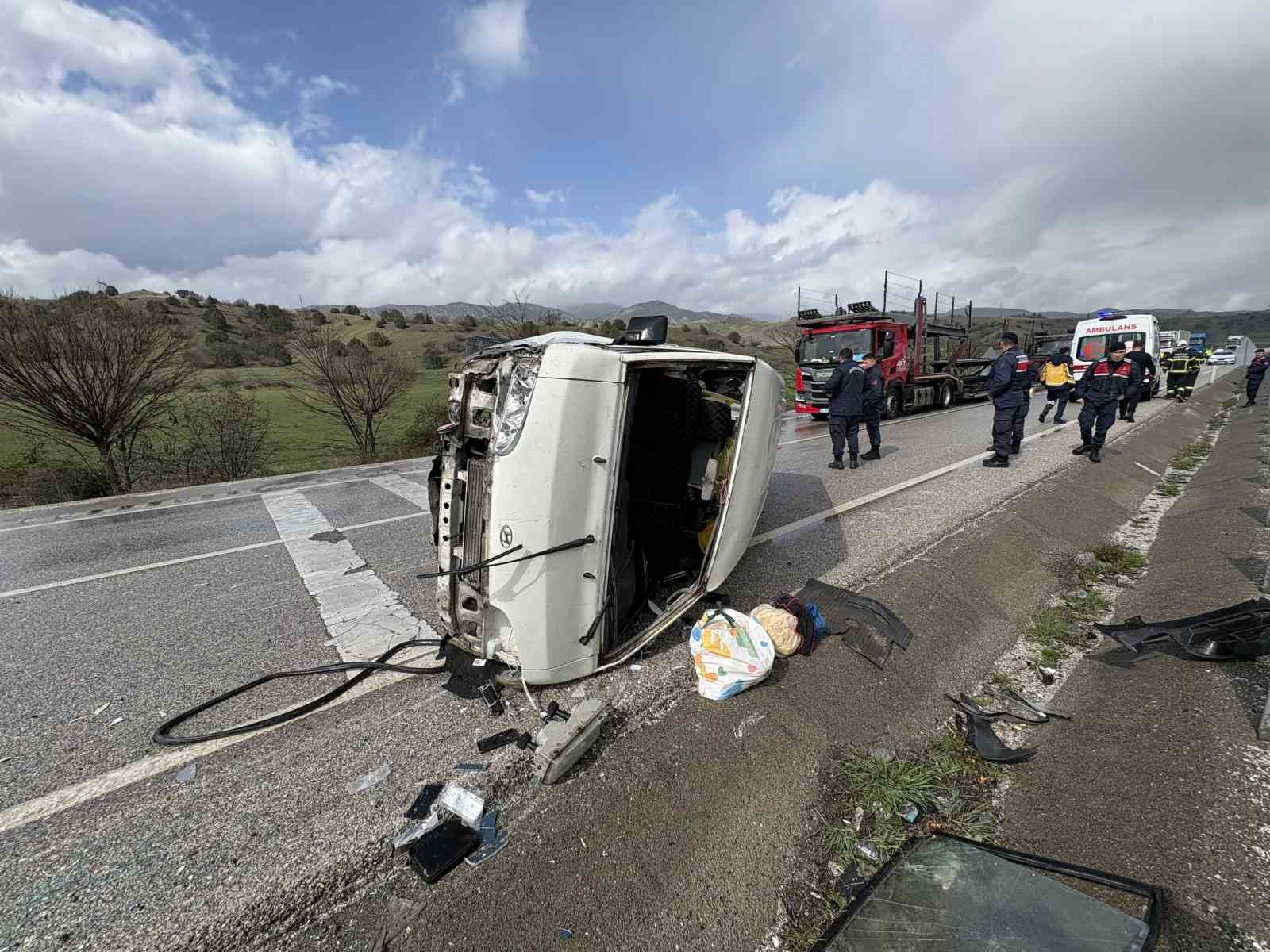 D100’de minibüs devrildi: 1 yaralı
