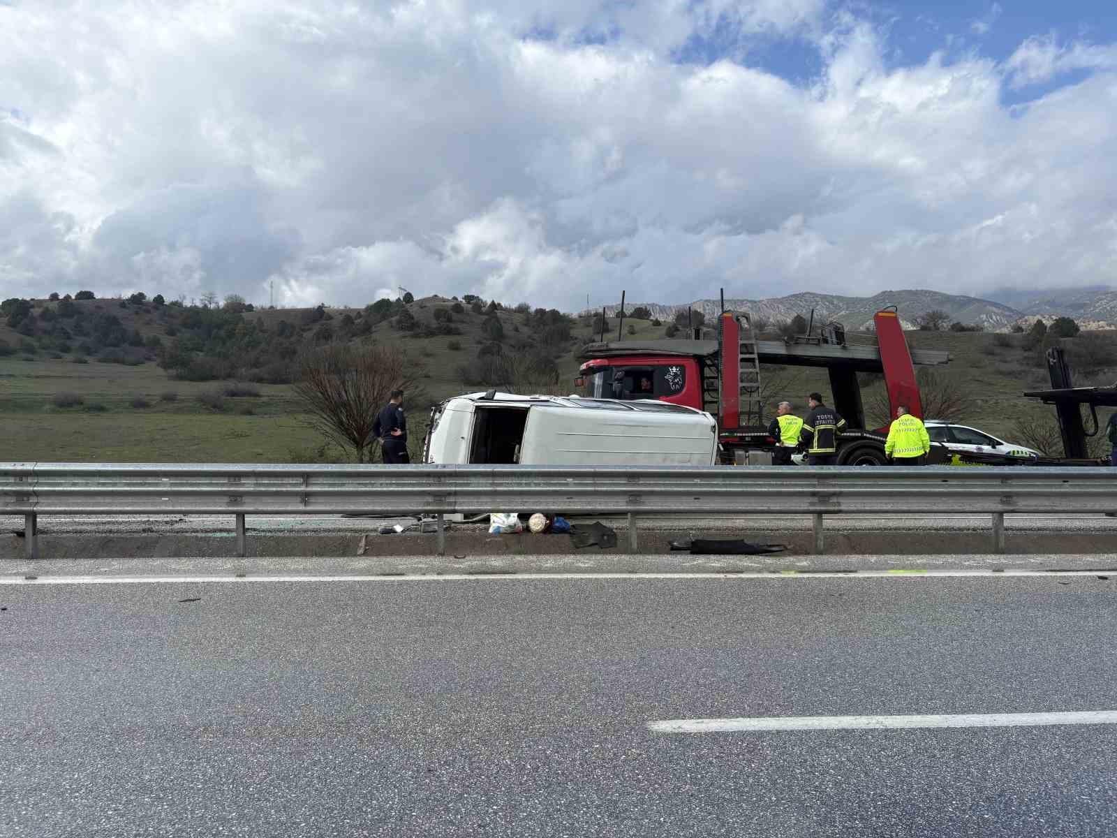 D100’de minibüs devrildi: 1 yaralı
