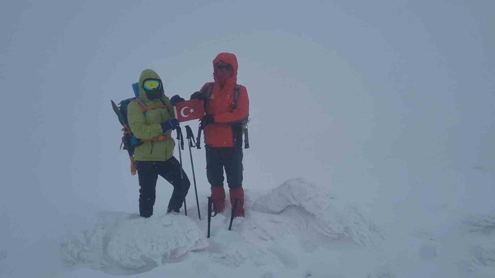 Dağcılar Bubi Dağı’na kış tırmanışı yaptı, zirvede kar mağarası oluşturdu
