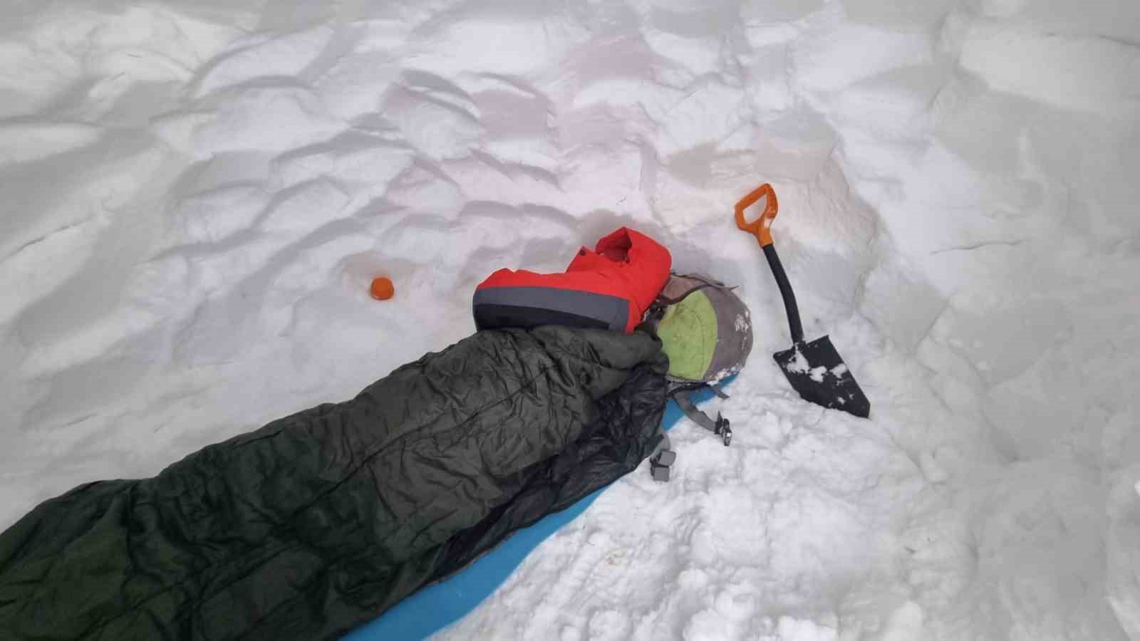 Dağcılar Bubi Dağı’na kış tırmanışı yaptı, zirvede kar mağarası oluşturdu
