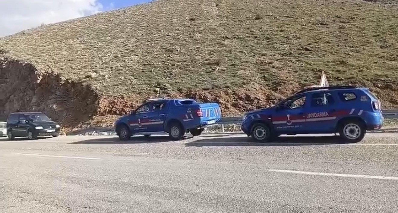 Dağda helikopter destekli kurtarma operasyonu
