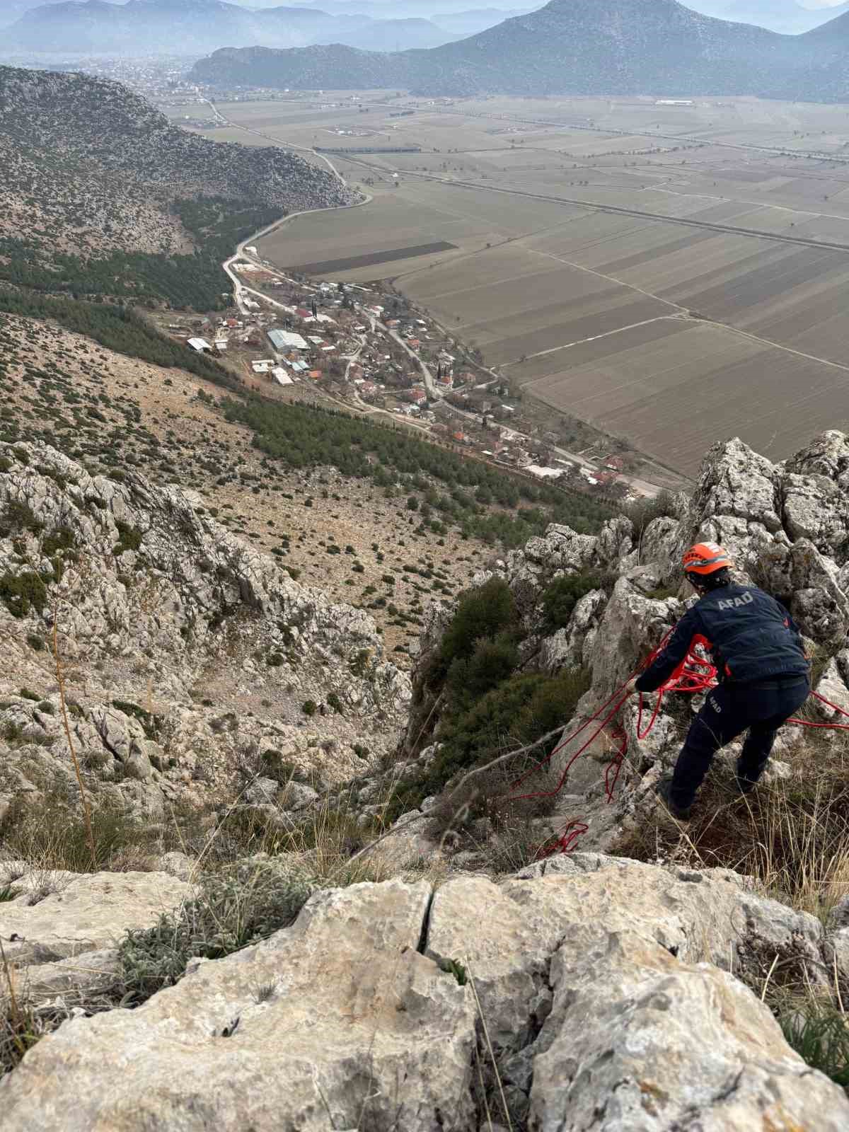 Dağda mahsur kalan keçi ekipler tarafından kurtarıldı
