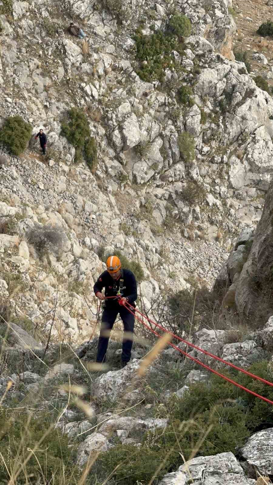 Dağda mahsur kalan keçi ekipler tarafından kurtarıldı
