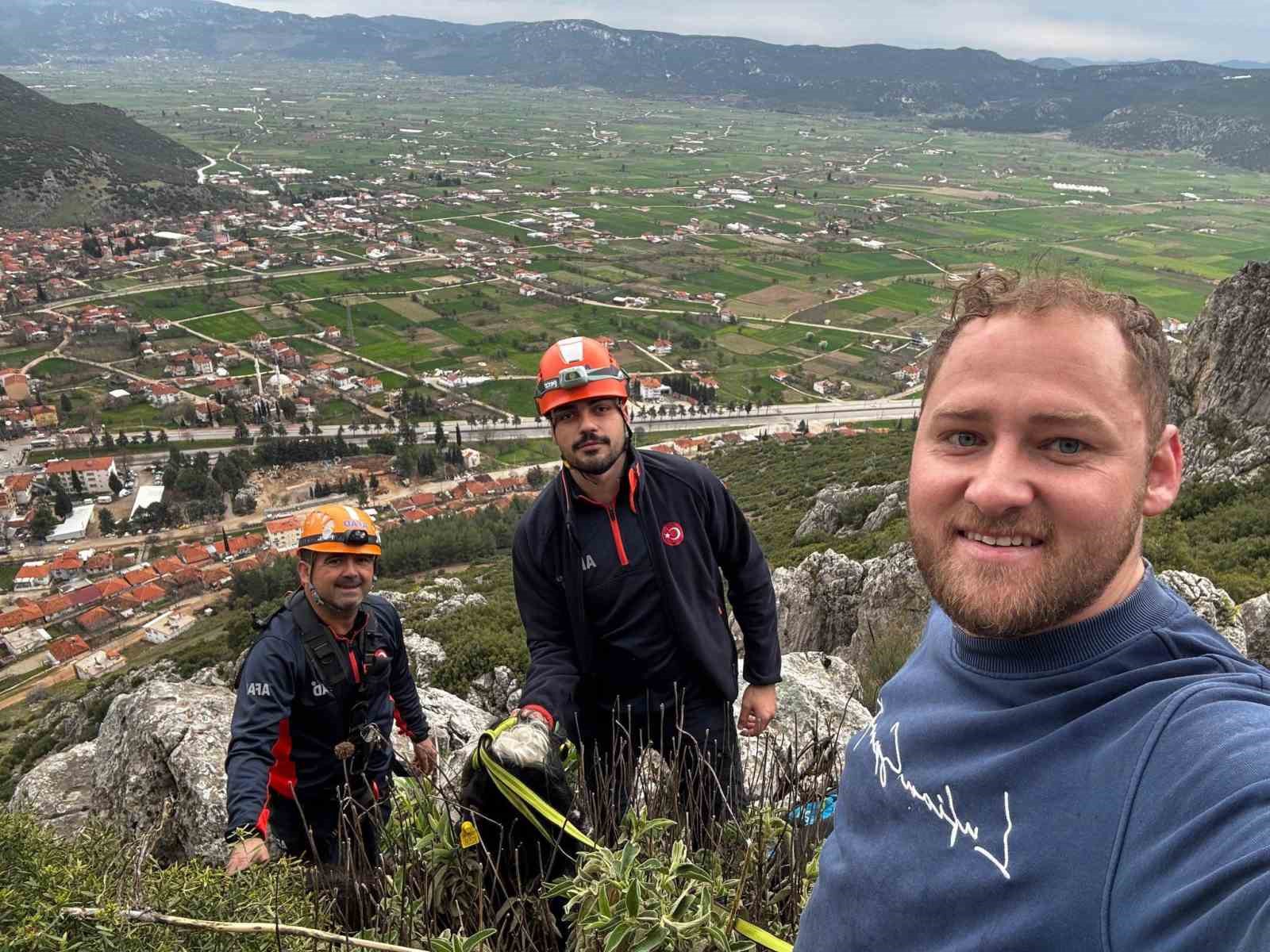 Dağda mahsur kalan keçi kurtarıldı
