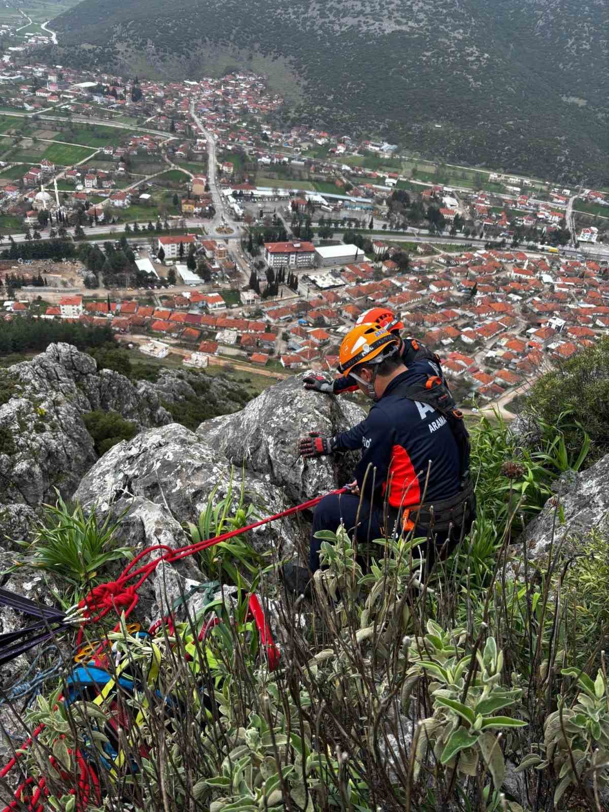 Dağda mahsur kalan keçi kurtarıldı
