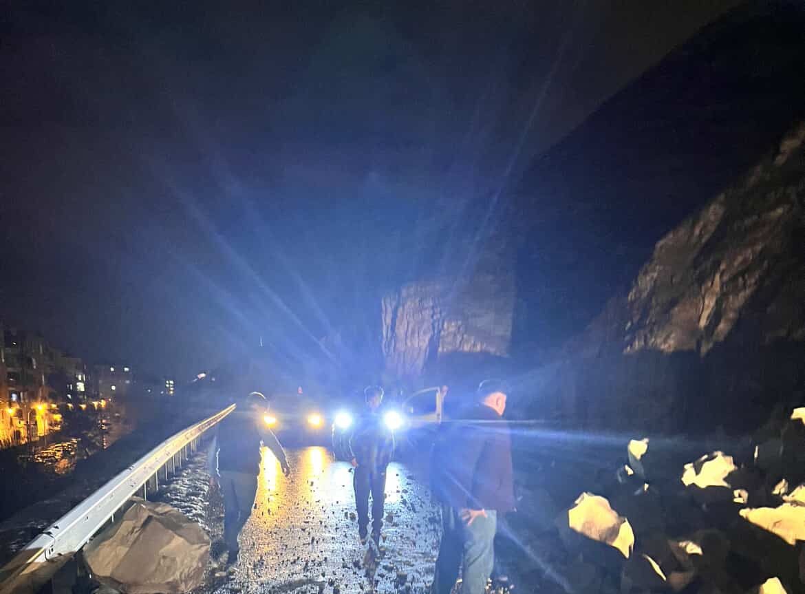 Dağdan kopan kayalar yolu trafiğe kapattı
