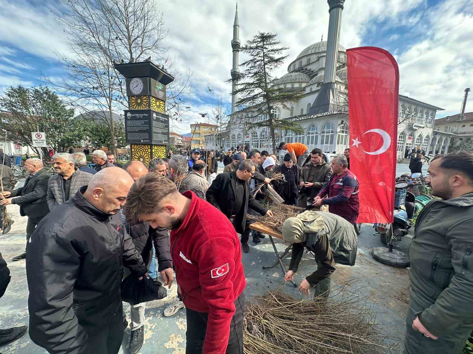 Dağıtılan 2 bin meyve fidesi toprakta hayat bulacak
