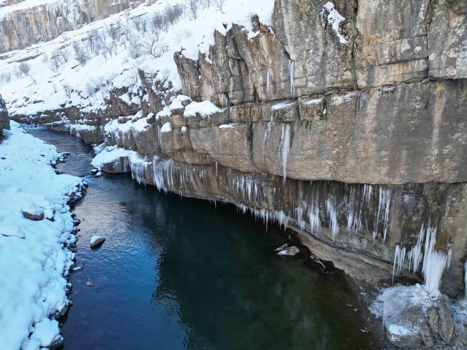 Dağlarda buzdan şelale oluştu
