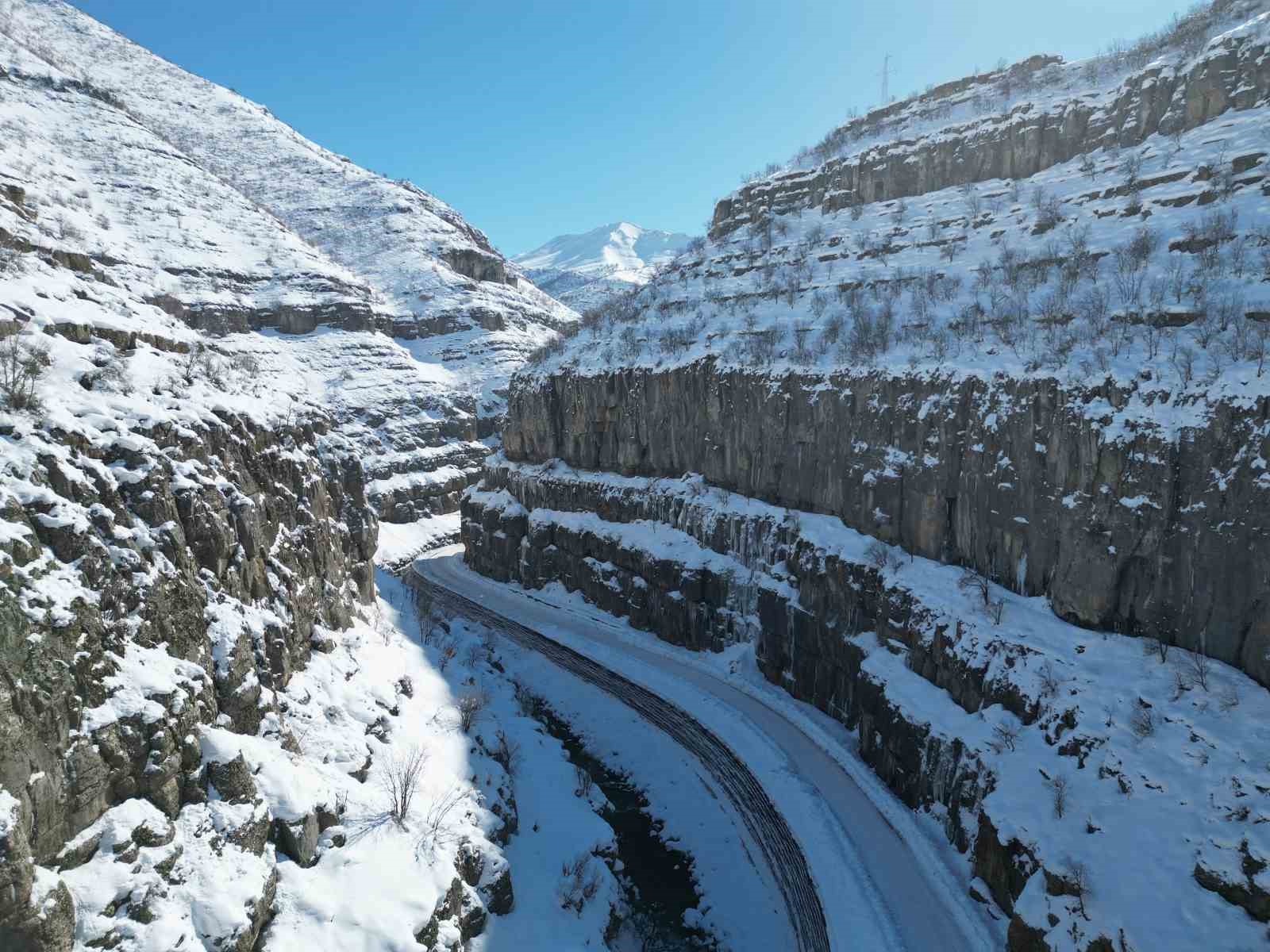 Dağlarda buzdan şelale oluştu
