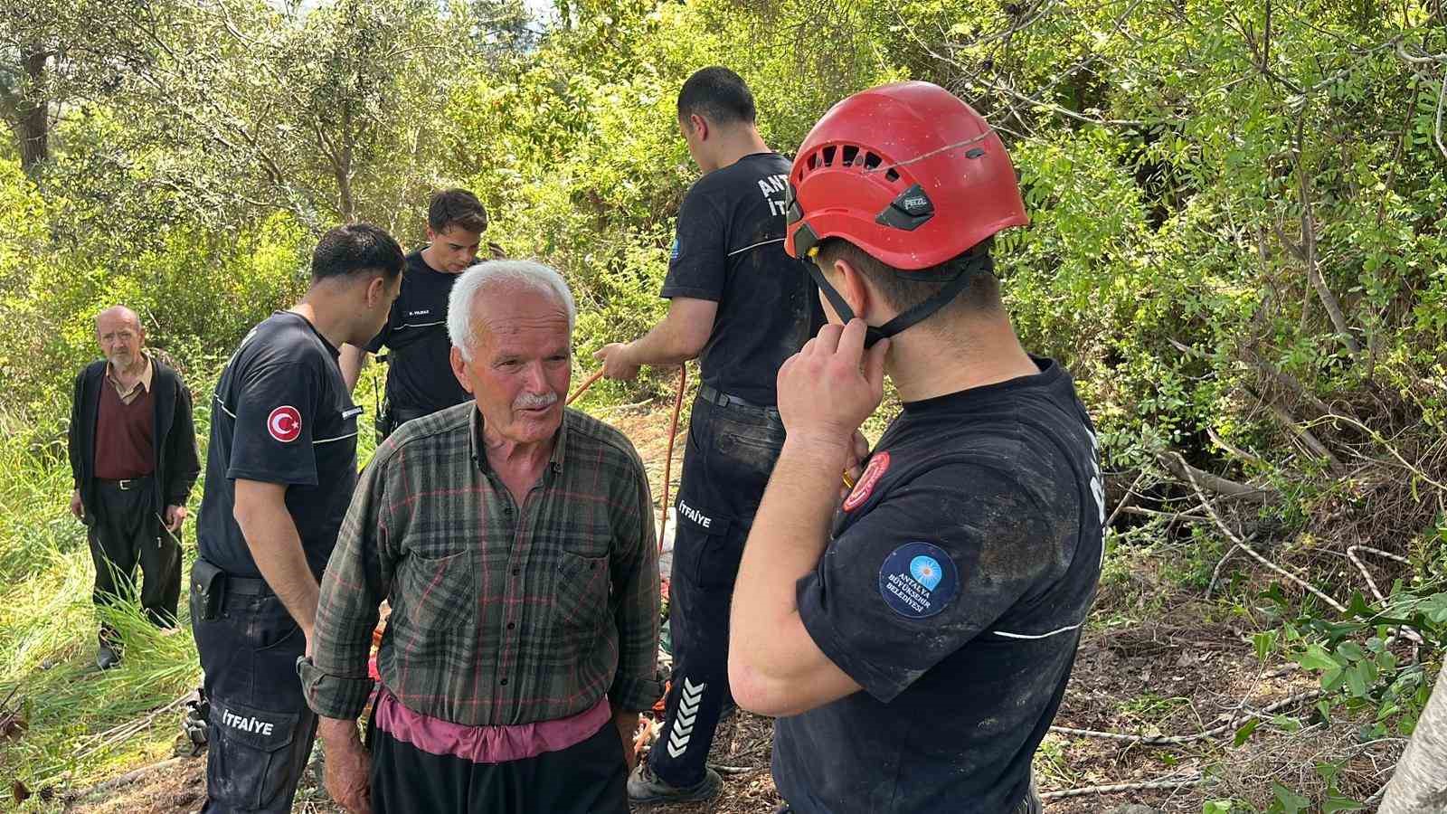 Dağlık alanda otlarken mağaraya düşen inek mağaraya inebilecek kasap bulunamayınca telef oldu
