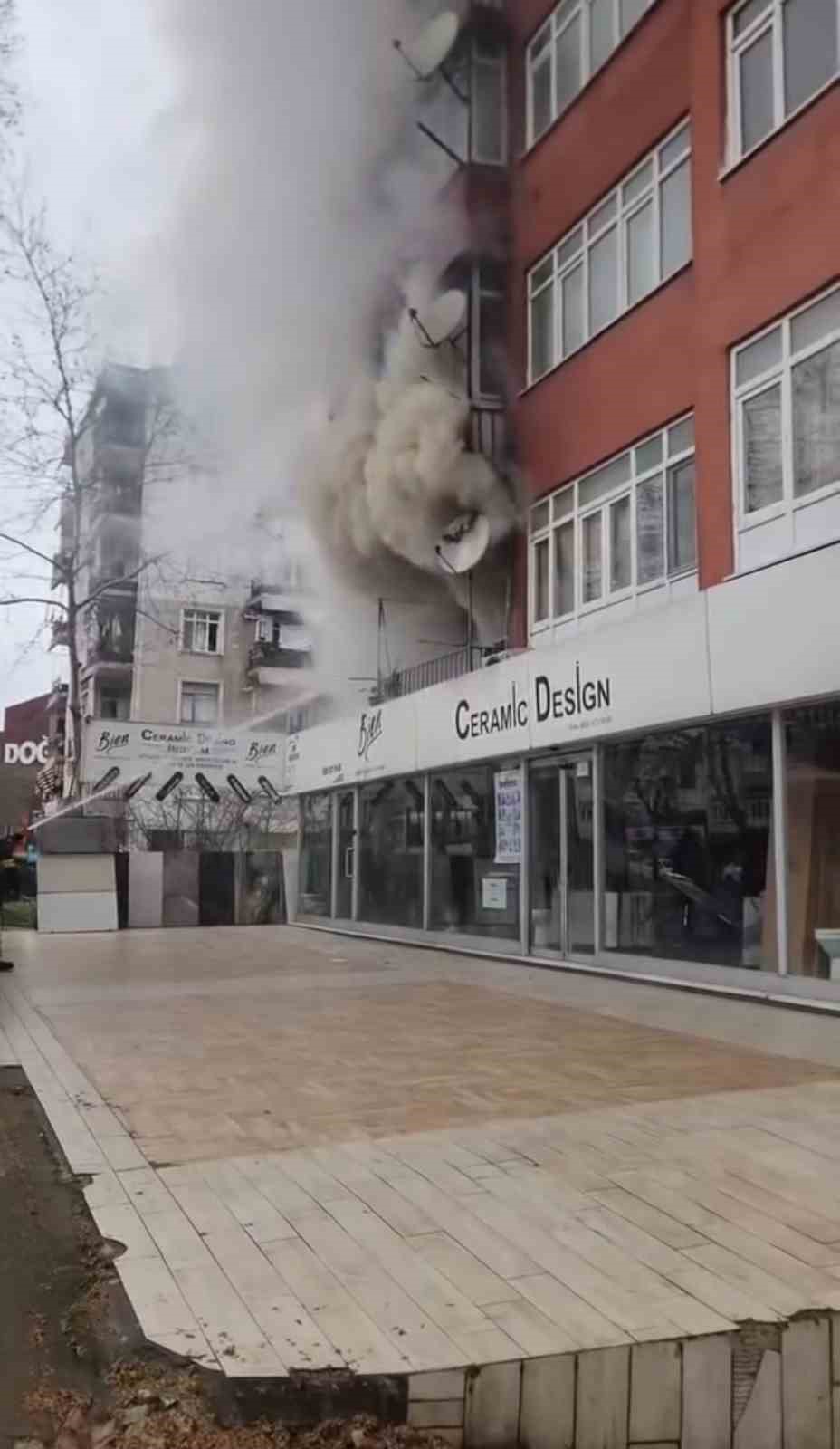 Daire alevlere teslim oldu, 4 kişi dumandan etkilendi
