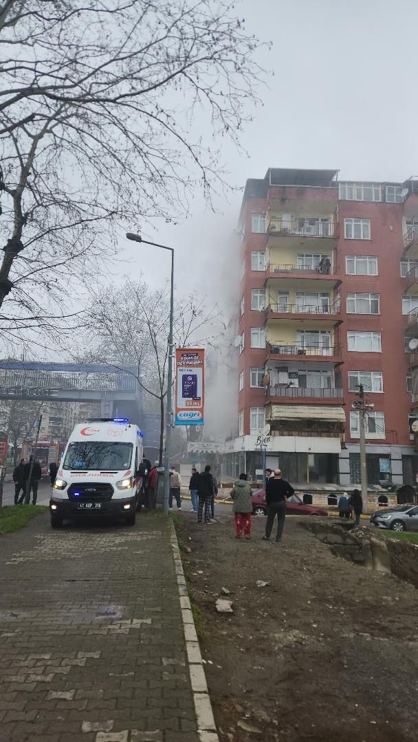 Daire alevlere teslim oldu, 4 kişi dumandan etkilendi
