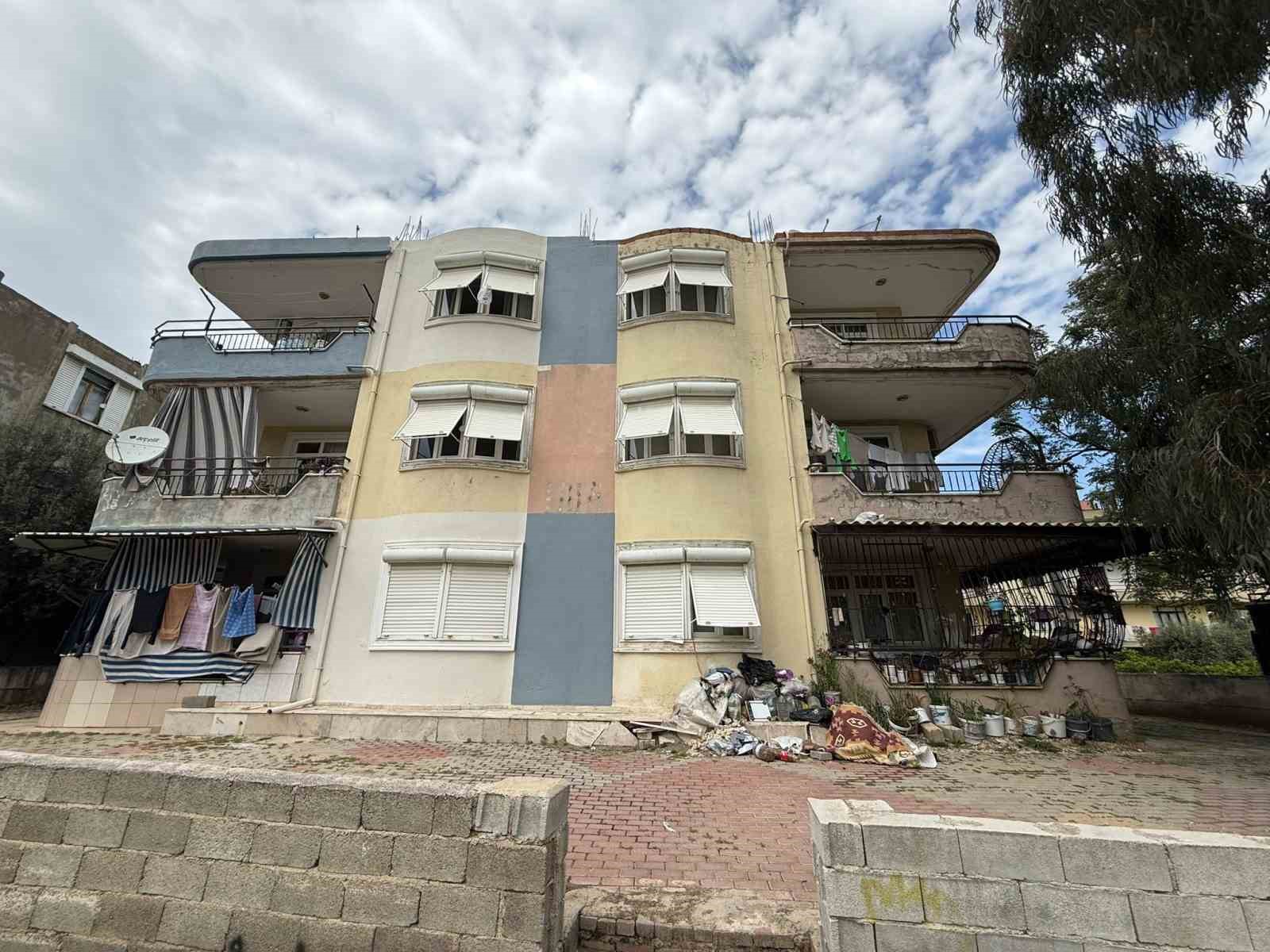 Daire içerisinde ve bahçede biriktirilen çöpler vatandaşı isyan ettirdi
