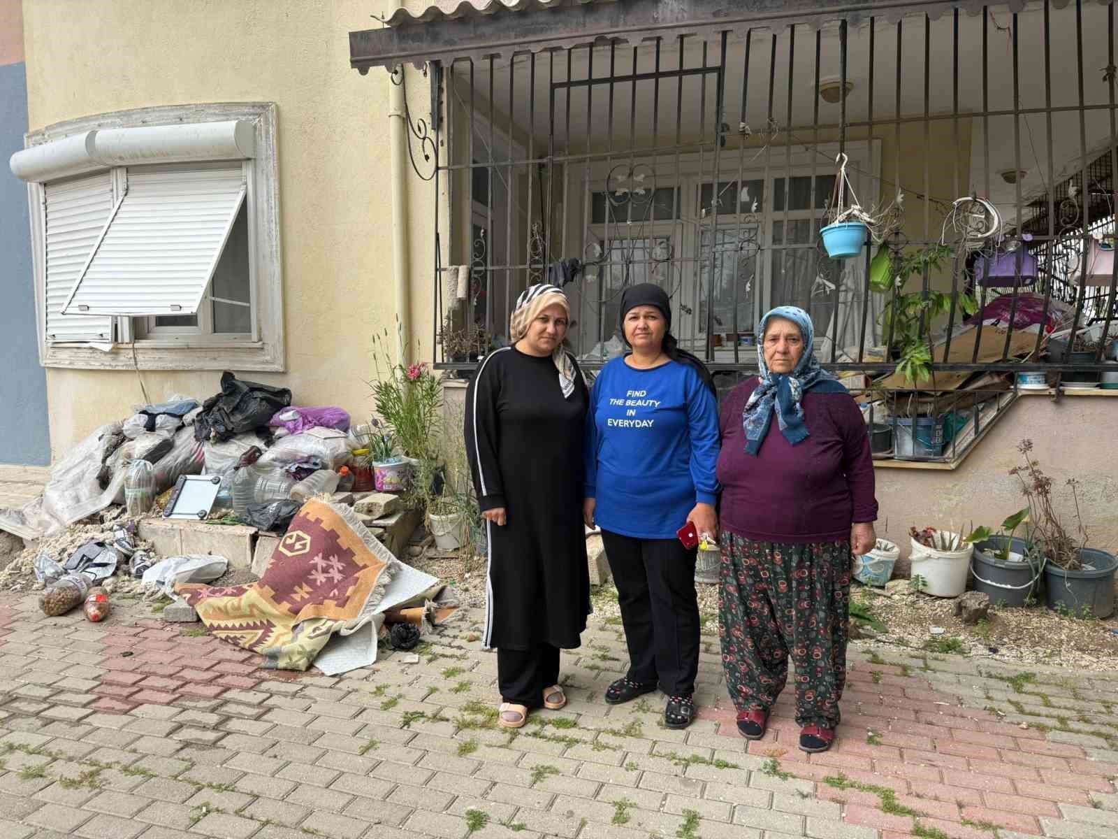 Daire içerisinde ve bahçede biriktirilen çöpler vatandaşı isyan ettirdi
