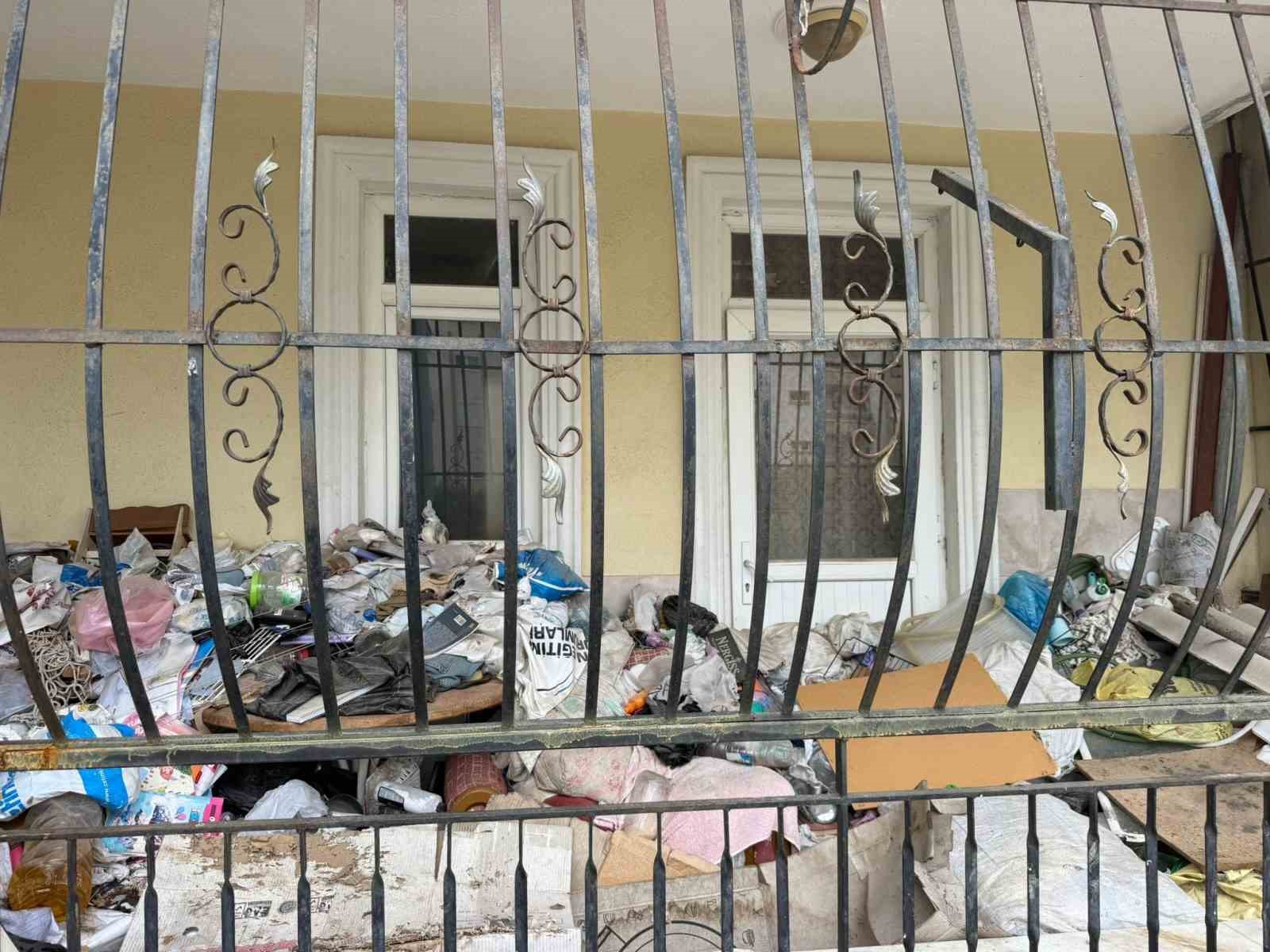 Daire içerisinde ve bahçede biriktirilen çöpler vatandaşı isyan ettirdi
