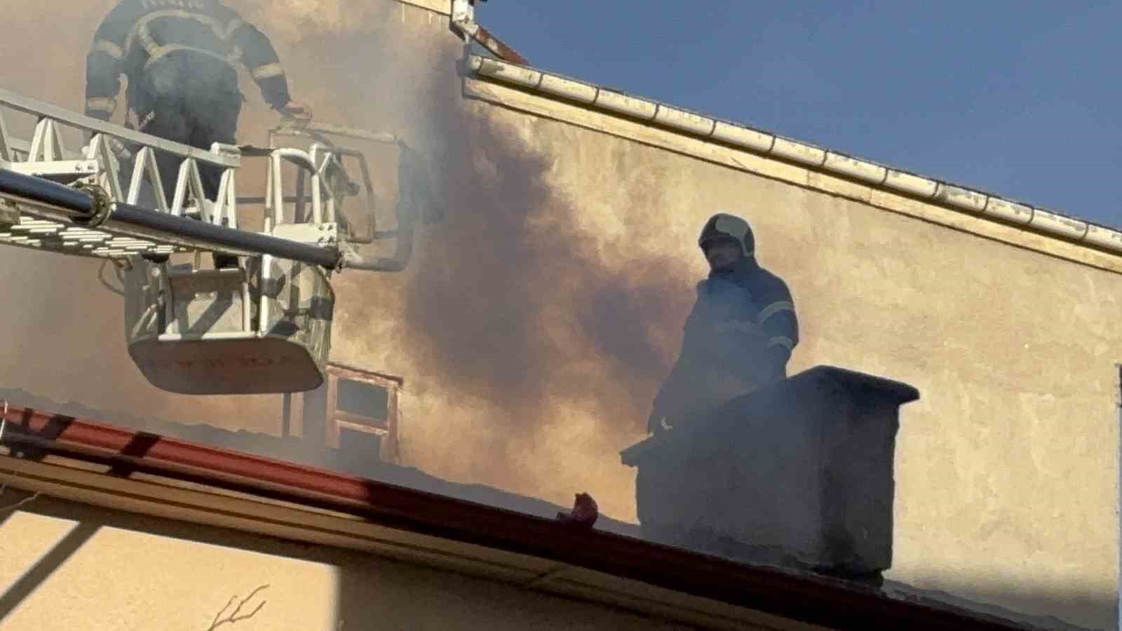 Daireler tahliye edildi, itfaiye çatıdan yangına müdahalede bulundu
