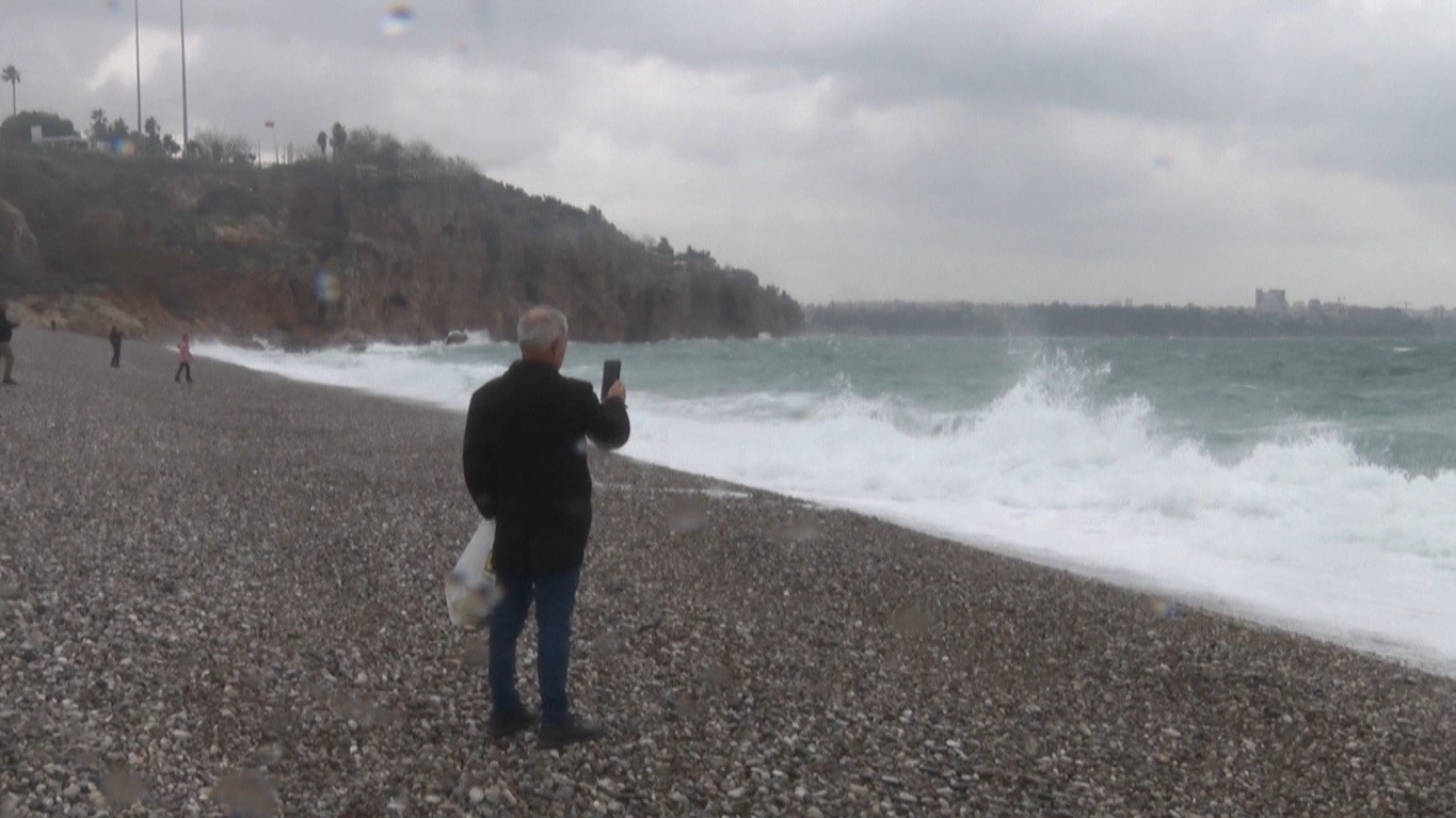 Dalgadan kaçtılar, fotoğraf çektirdiler
