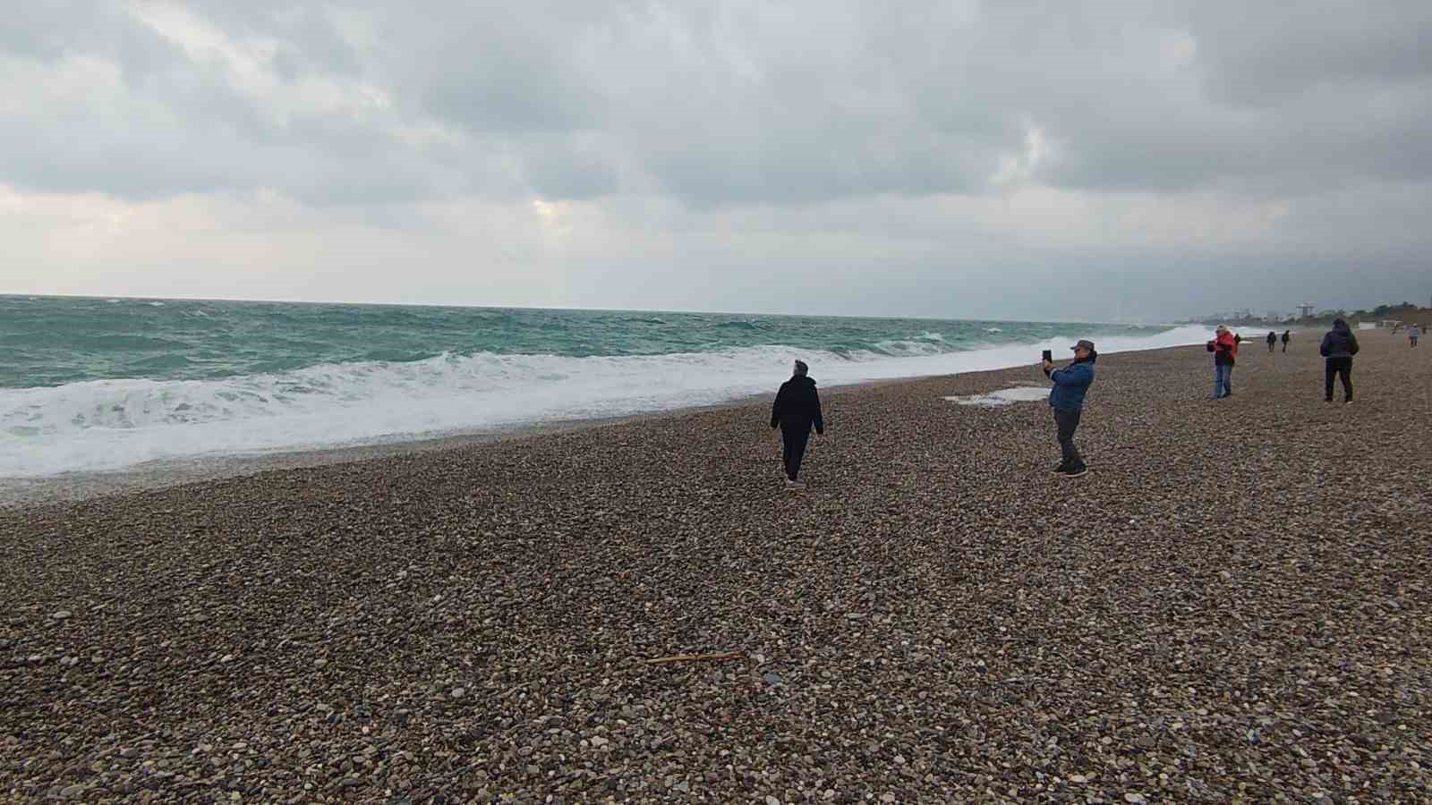 Dalgadan kaçtılar, fotoğraf çektirdiler
