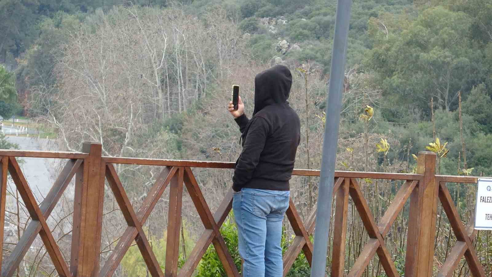 Dalgaların dövdüğü dünyaca ünlü sahil beyaza büründü, manzara tutkunları cep telefonlarına sarıldı
