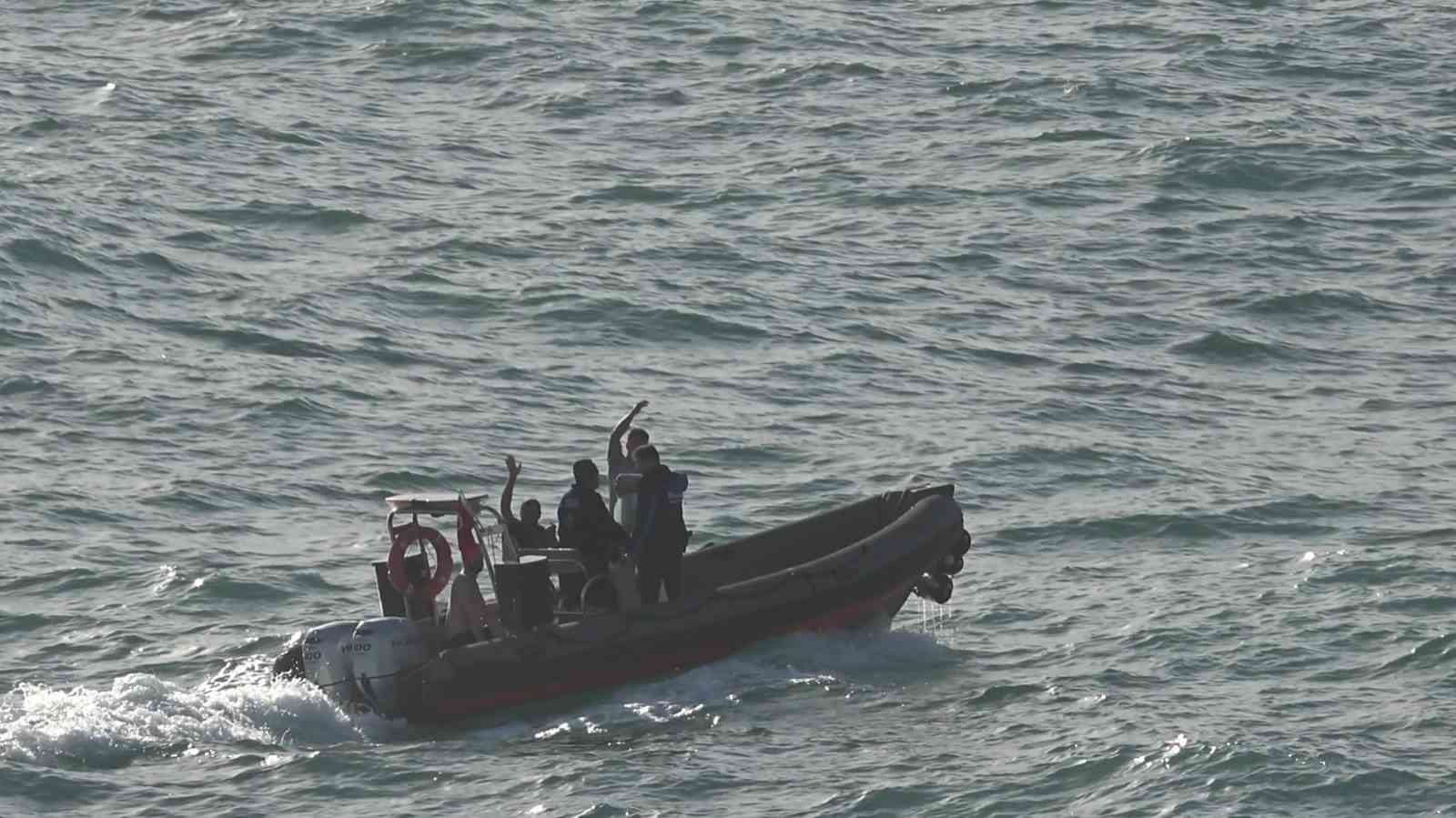 Dalgalarla boğuşan 2 kişiyi deniz polisi kurtardı
