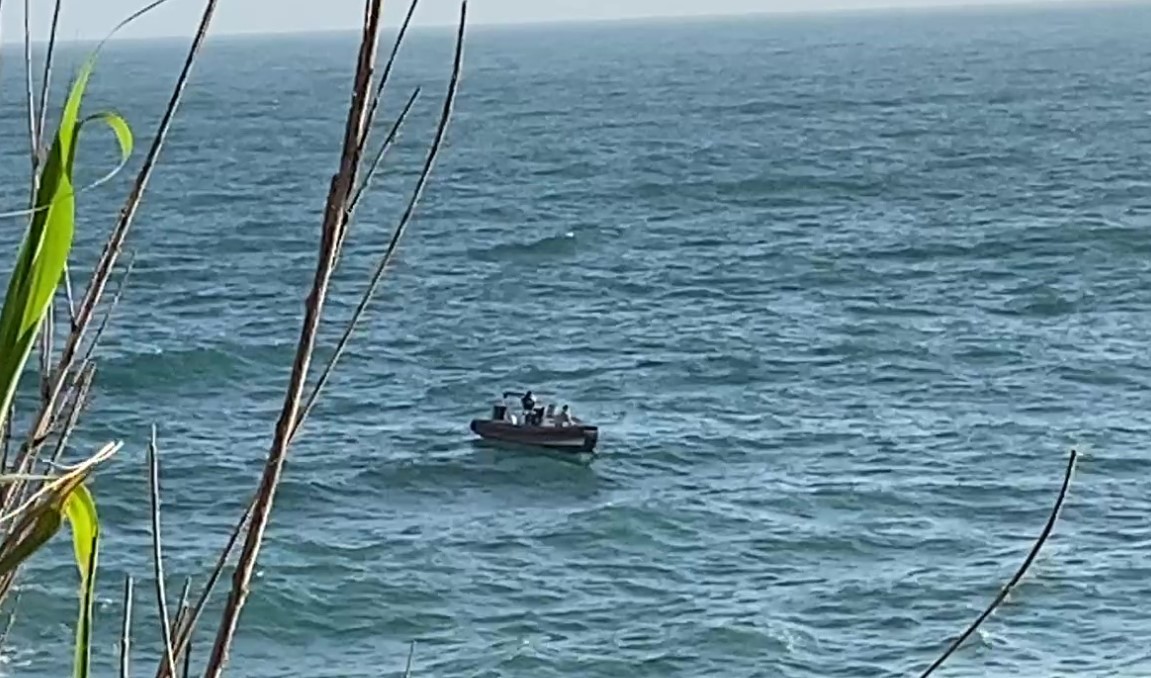 Dalgalarla boğuşan 2 kişiyi deniz polisi kurtardı
