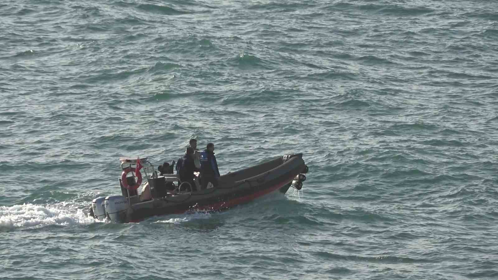 Dalgalarla boğuşan 2 kişiyi deniz polisi kurtardı
