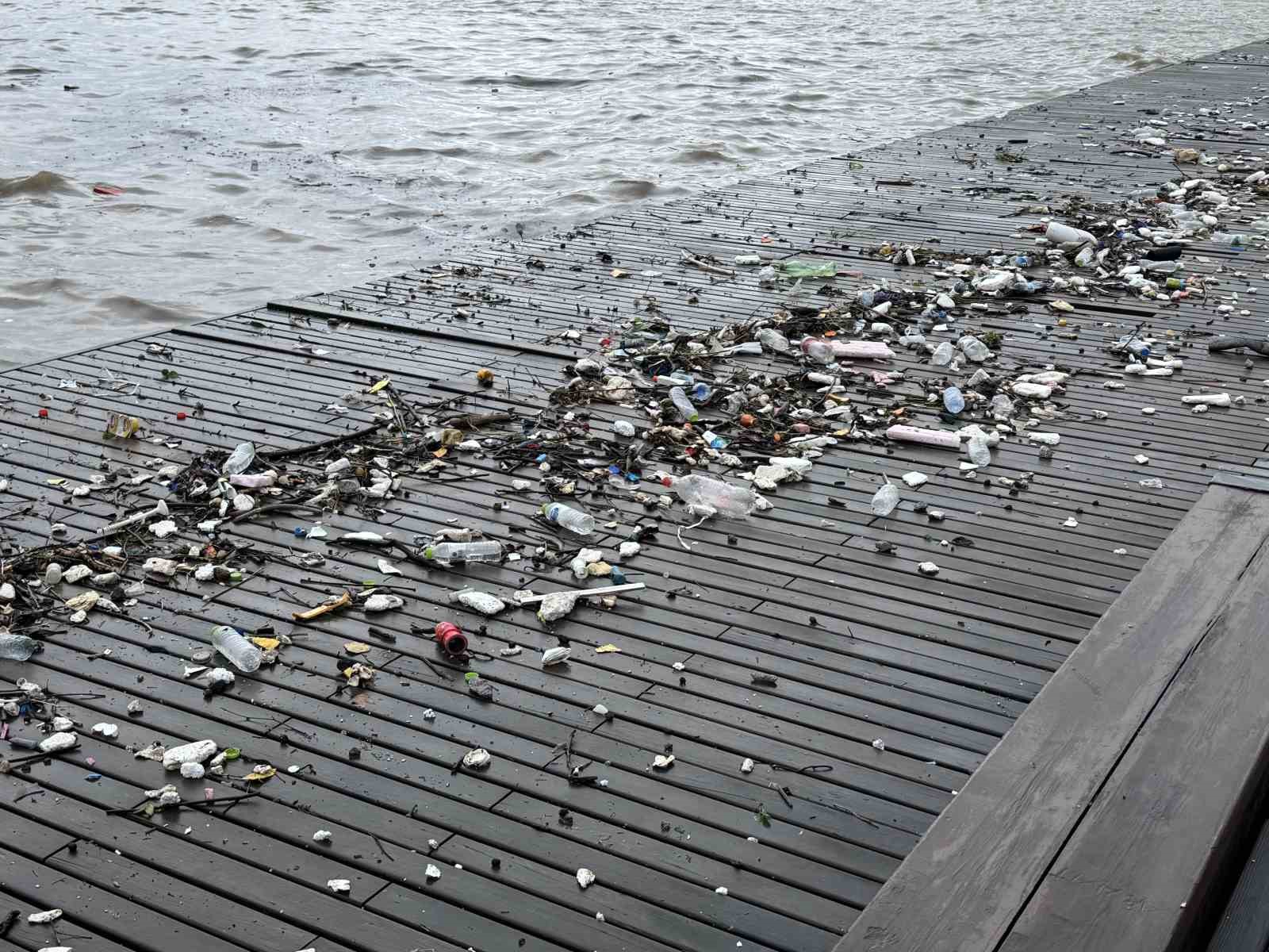 Dalgalarla sürüklenen plastik atıklar sahile vurdu
