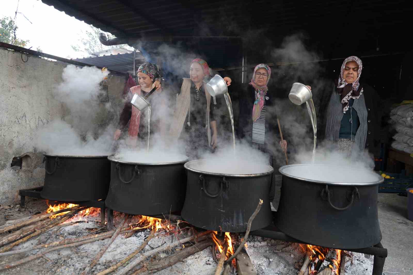 Dalında 5 TL  olan turunç, kadınların elinde kara kazanda değer kazandı
