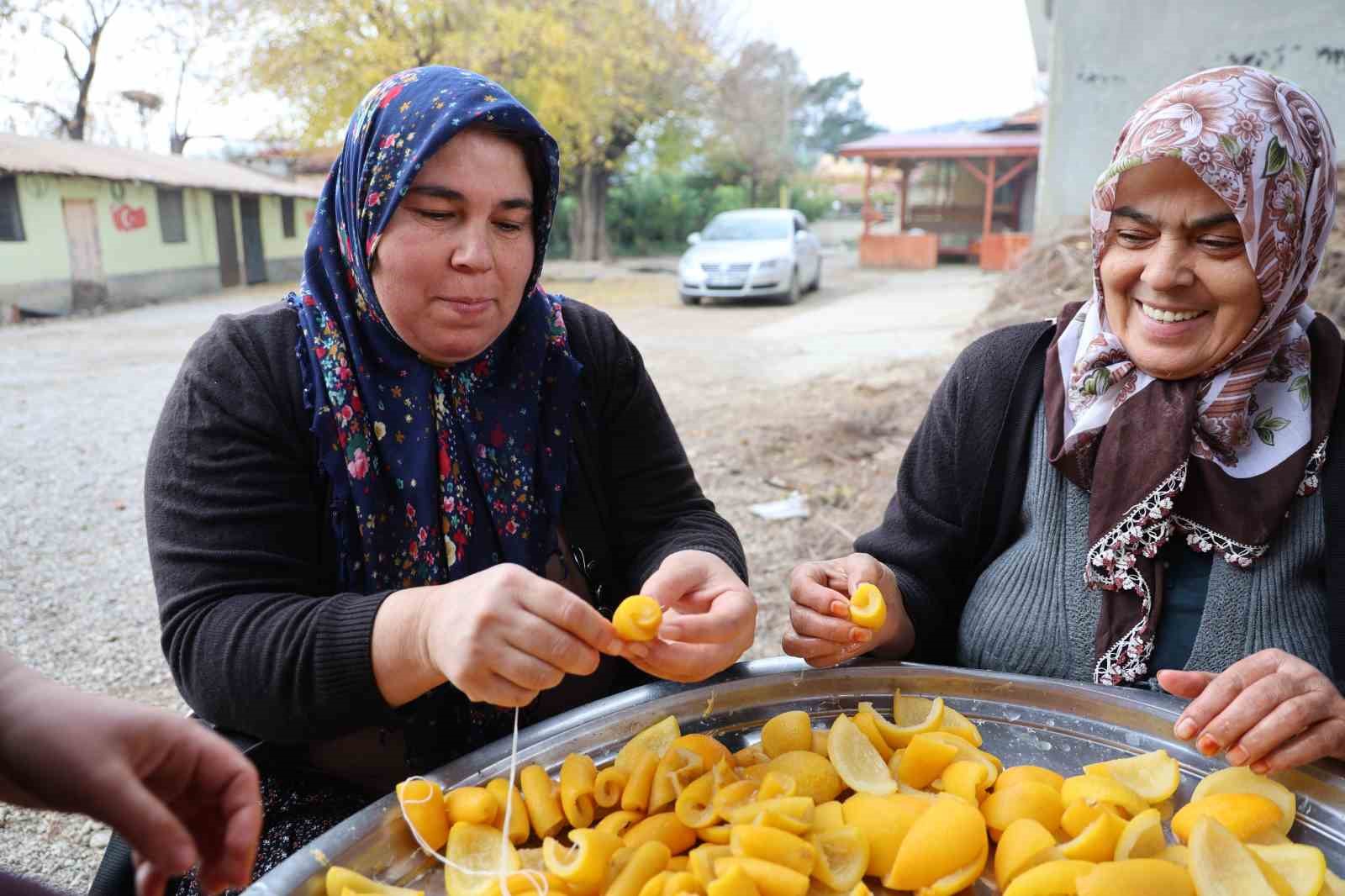 Dalında 5 TL  olan turunç, kadınların elinde kara kazanda değer kazandı
