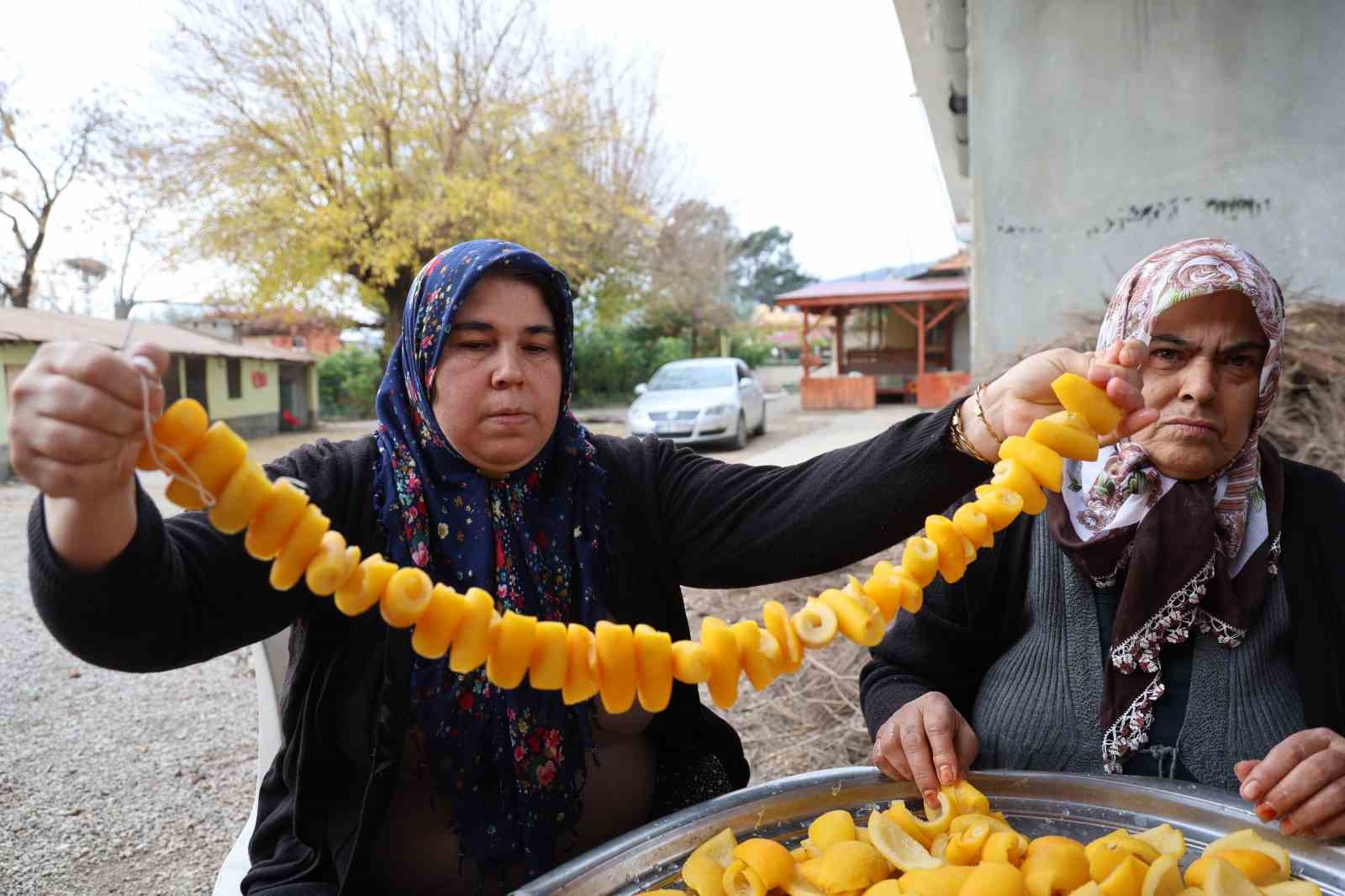 Dalında 5 TL  olan turunç, kadınların elinde kara kazanda değer kazandı
