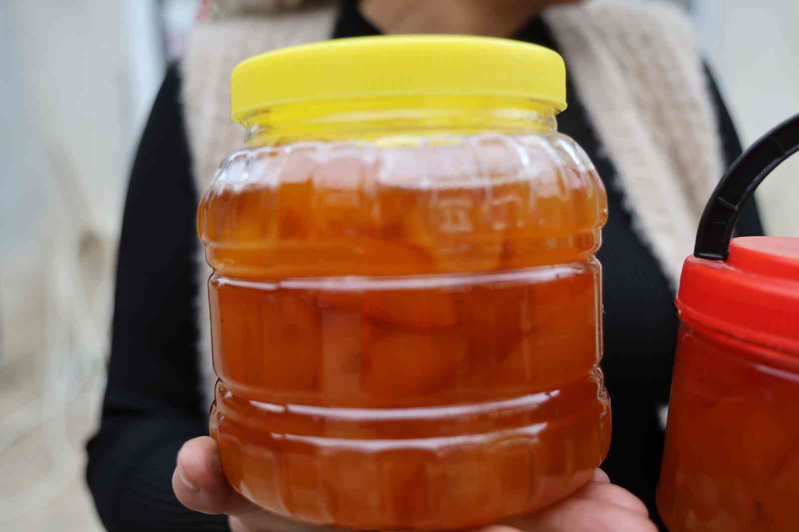 Dalında 5 TL  olan turunç, kadınların elinde kara kazanda değer kazandı
