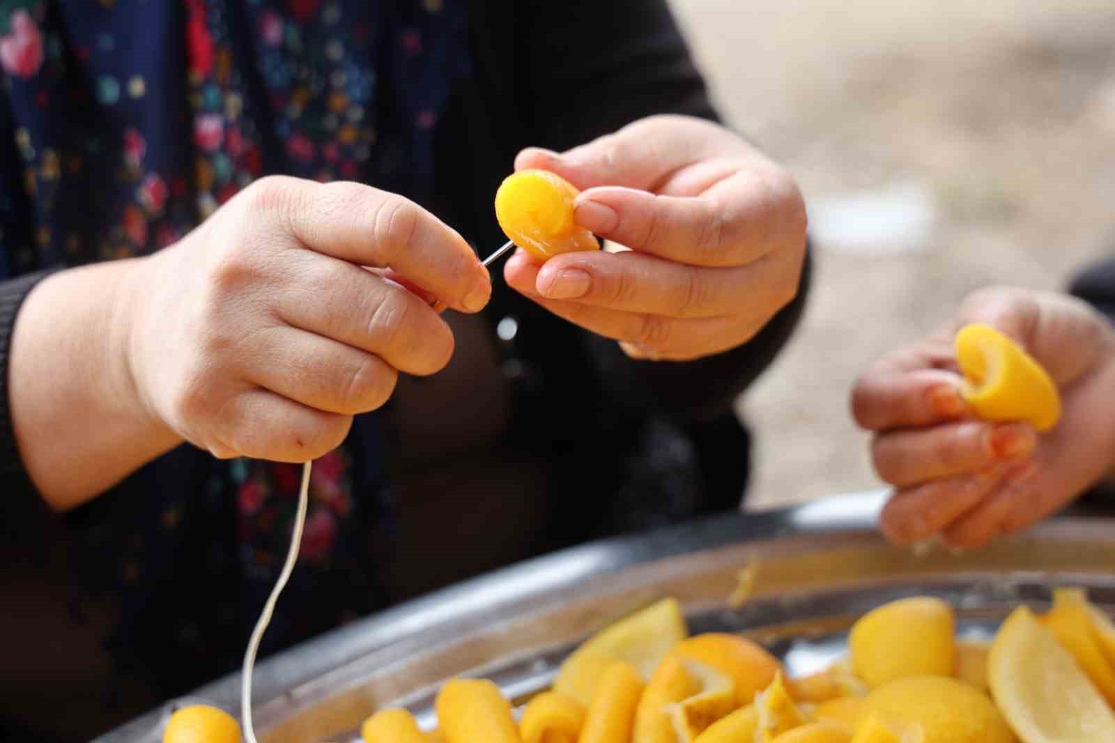 Dalında 5 TL  olan turunç, kadınların elinde kara kazanda değer kazandı
