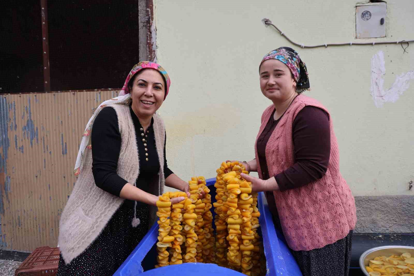 Dalında 5 TL  olan turunç, kadınların elinde kara kazanda değer kazandı
