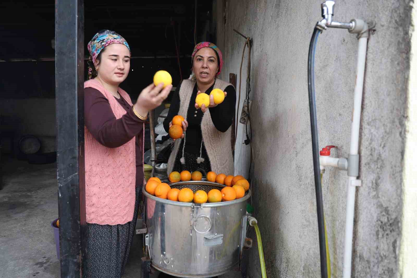 Dalında 5 TL  olan turunç, kadınların elinde kara kazanda değer kazandı

