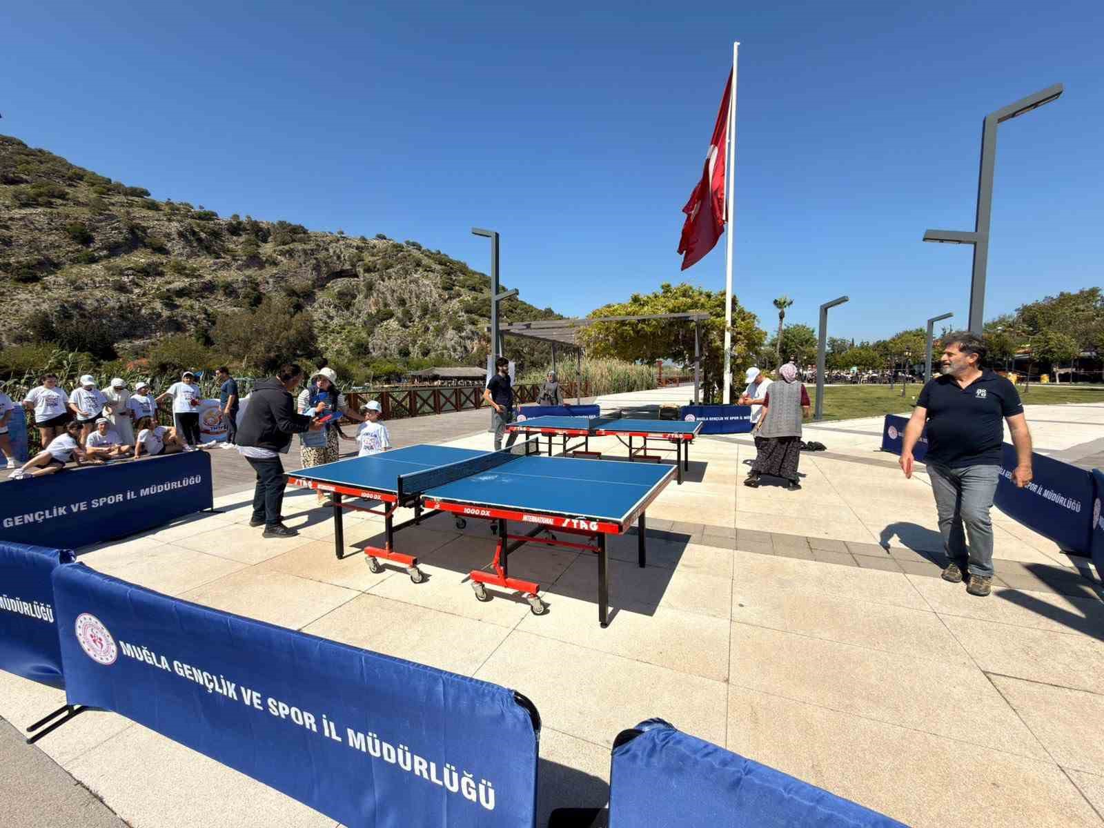 Dalyan’da masa tenisi doğayla buluştu
