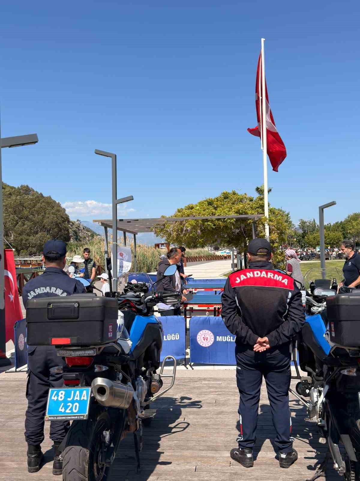 Dalyan’da masa tenisi doğayla buluştu
