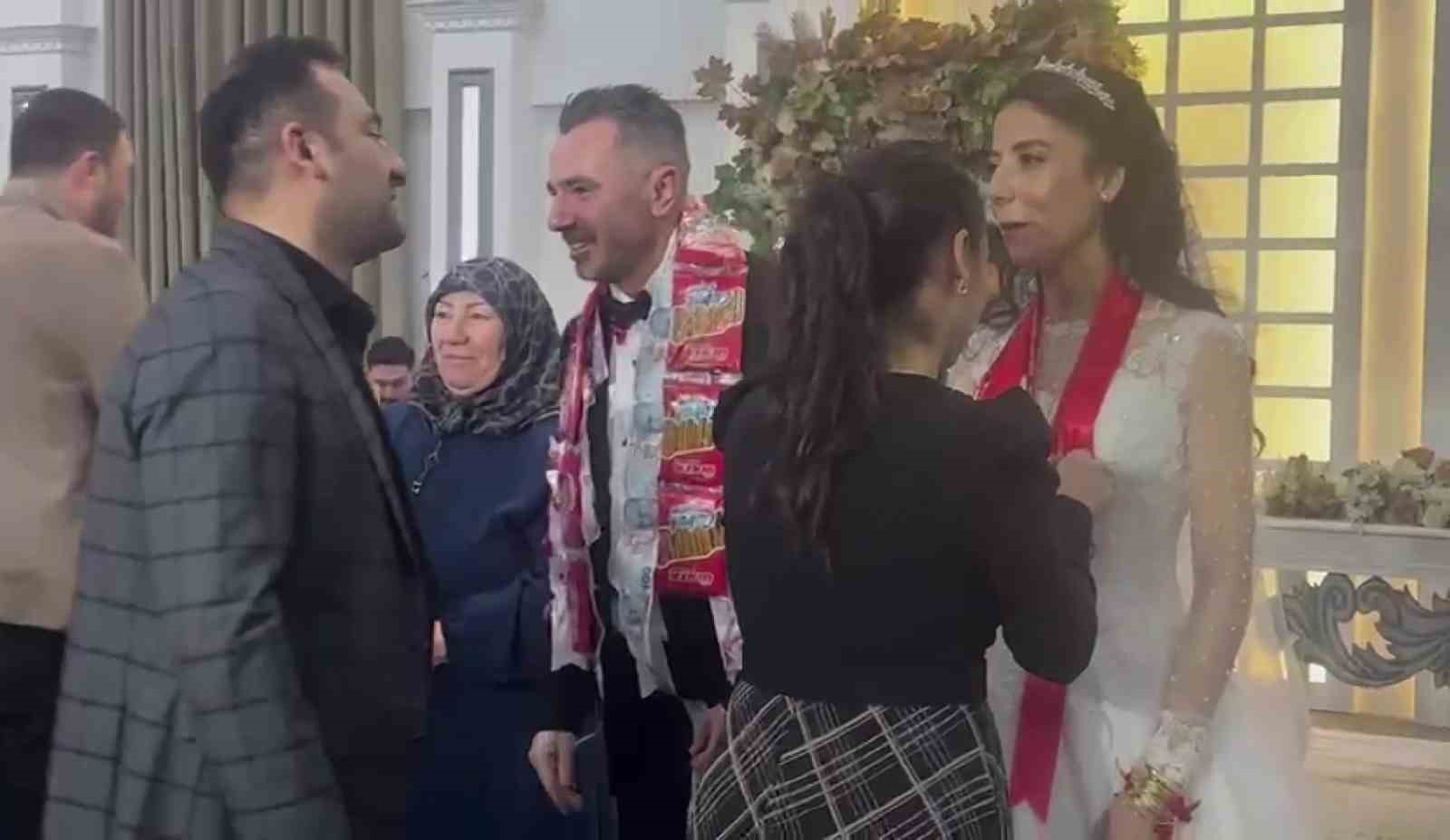 Damada takı yerine çubuk kraker taktılar
