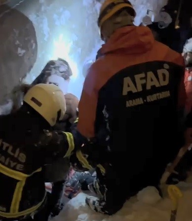 Damda kar temizlerken üzerlerine çığ düştü
