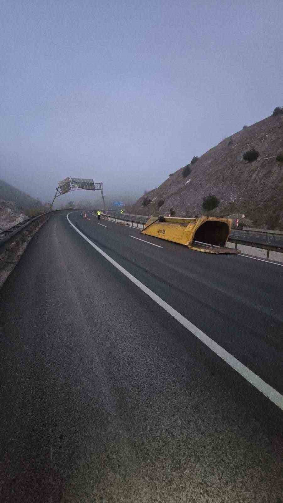 Damperi açılan tır trafik levhasına çarptı: 1 yaralı
