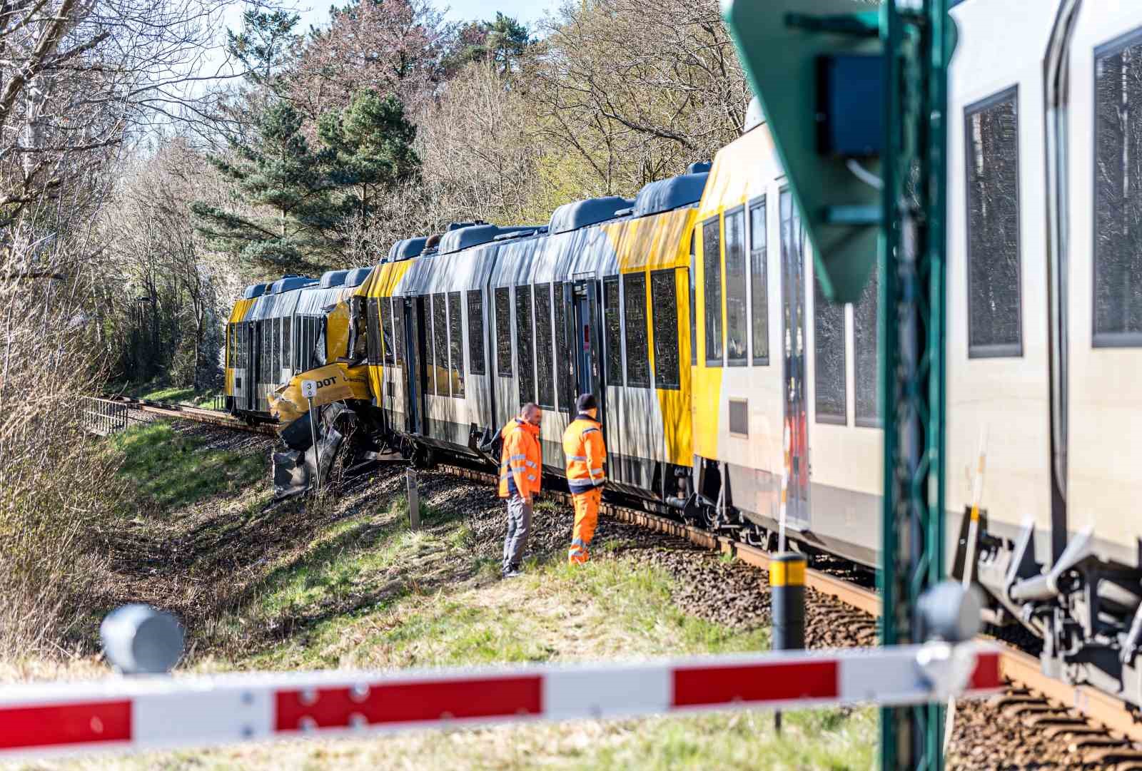 Danimarka’da iki tren çarpıştı: 4’ü ağır 17 yaralı
