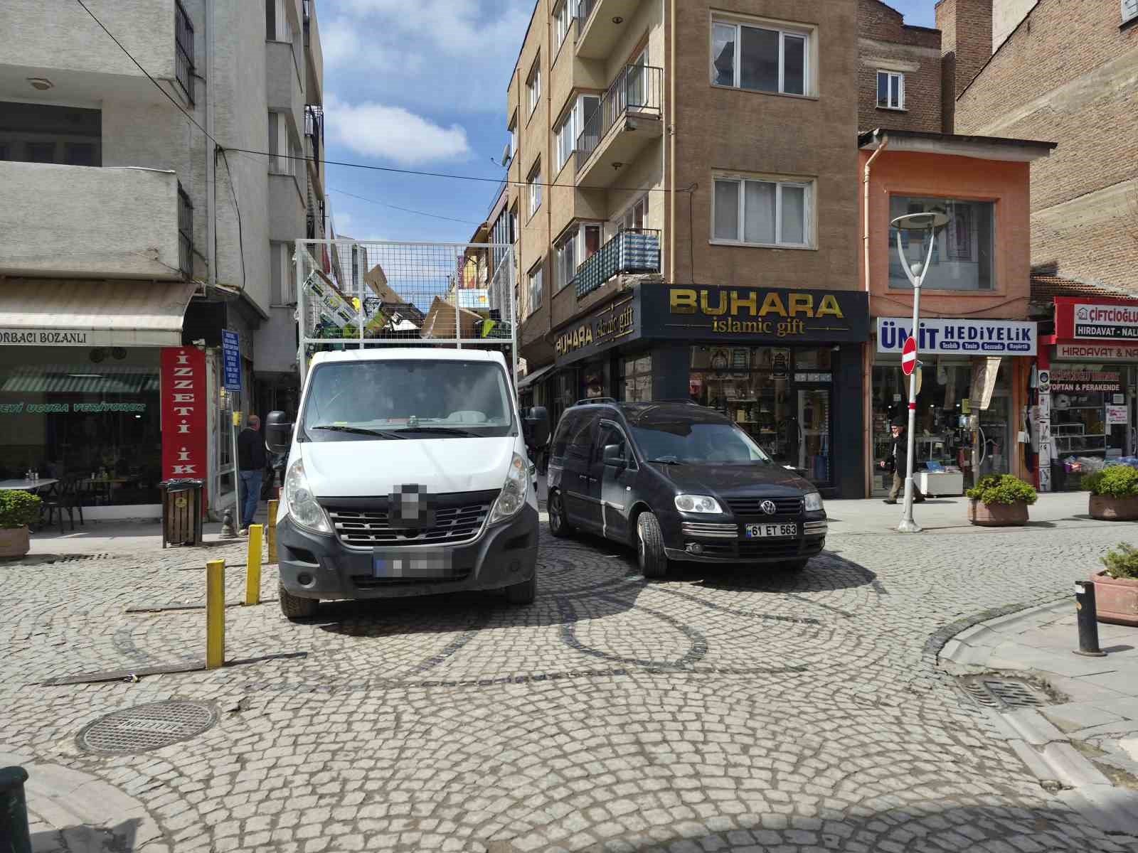 Dar sokakta hatalı park trafiği olumsuz etkiledi
