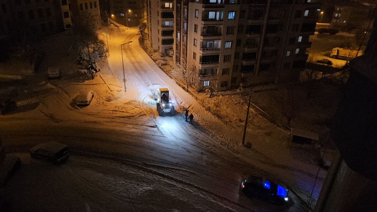 Darende Belediyesi’nin kar mesaisi sürüyor
