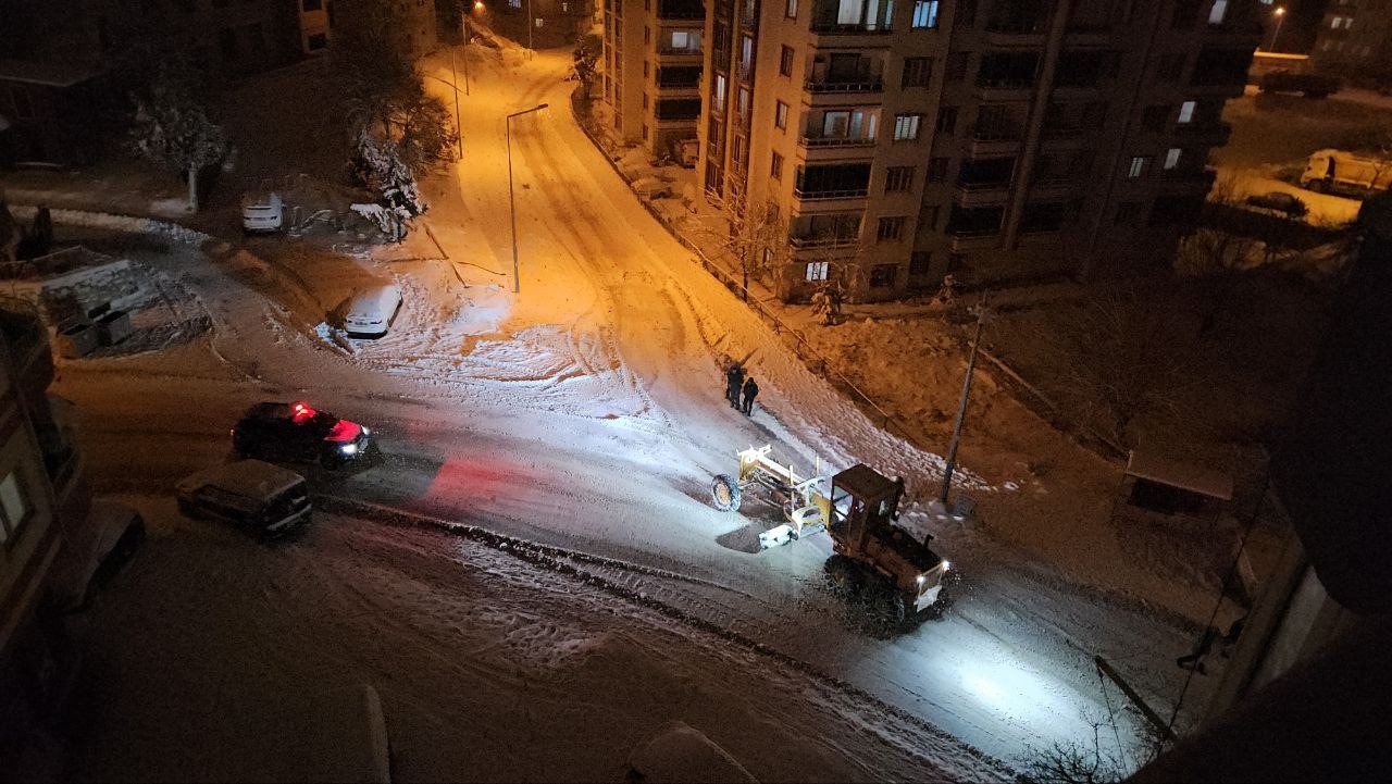 Darende Belediyesi’nin kar mesaisi sürüyor
