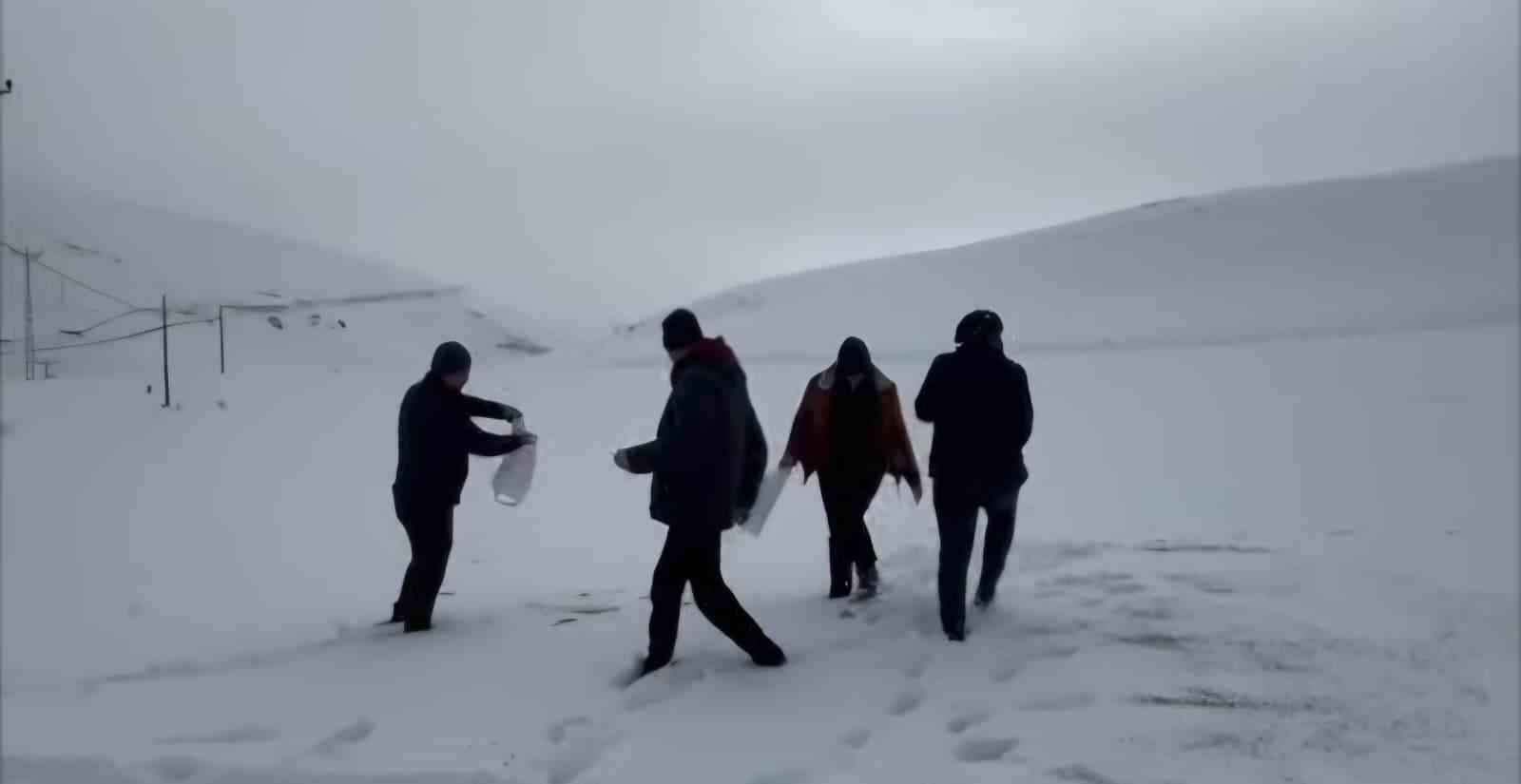 Darende’de öğretmen ve öğrencilerden yaban hayvanlarını unutmadı
