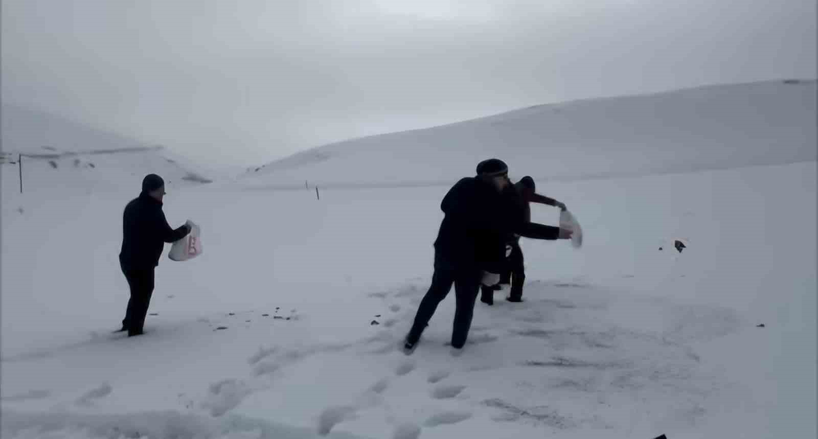 Darende’de öğretmen ve öğrencilerden yaban hayvanlarını unutmadı
