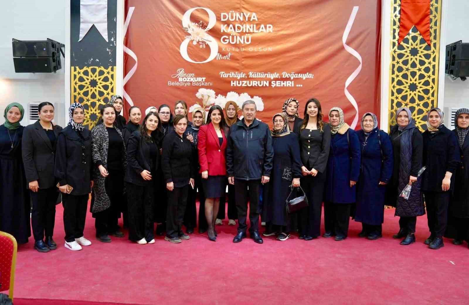 Darende’nin kadınları iftarda bir araya geldi
