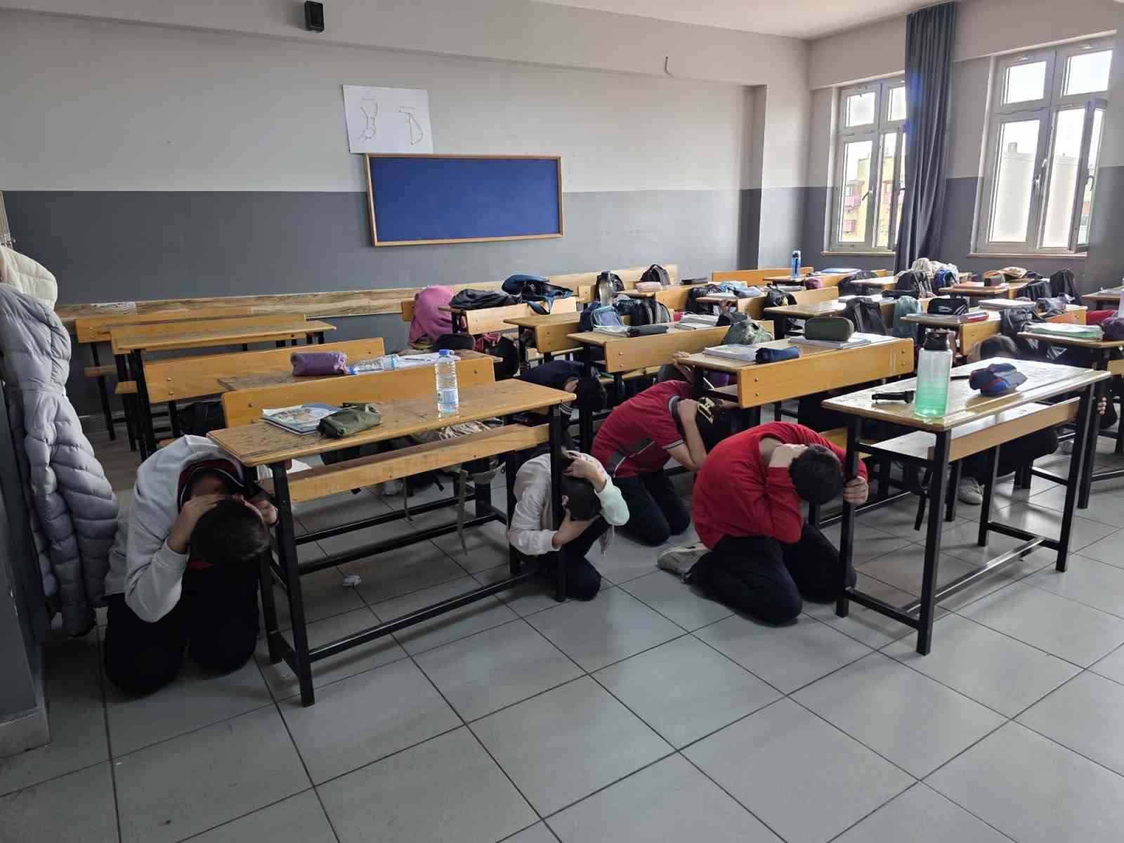 Darıca’da 37 bin öğrenciye uygulamalı afet eğitimi
Darıca’da 37 bin öğrenciye uygulamalı afet eğitimi