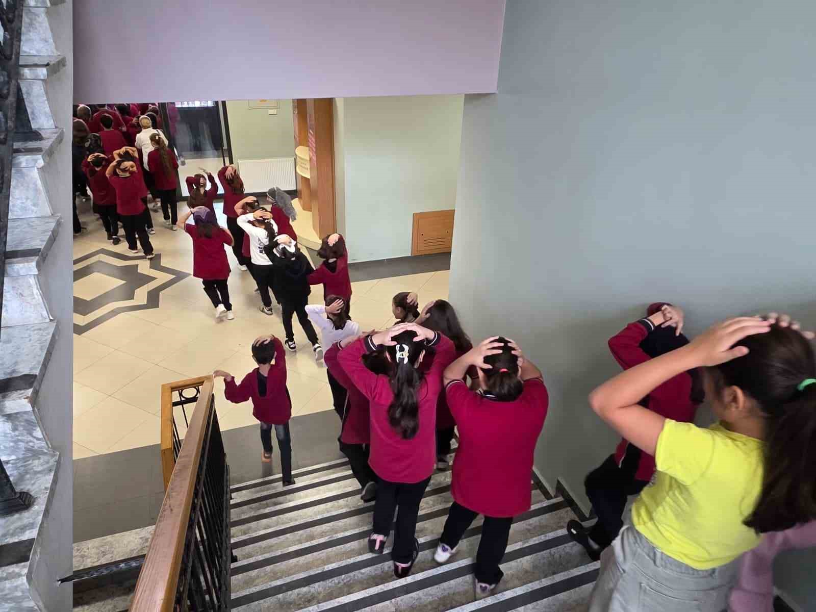 Darıca’da 37 bin öğrenciye uygulamalı afet eğitimi
Darıca’da 37 bin öğrenciye uygulamalı afet eğitimi