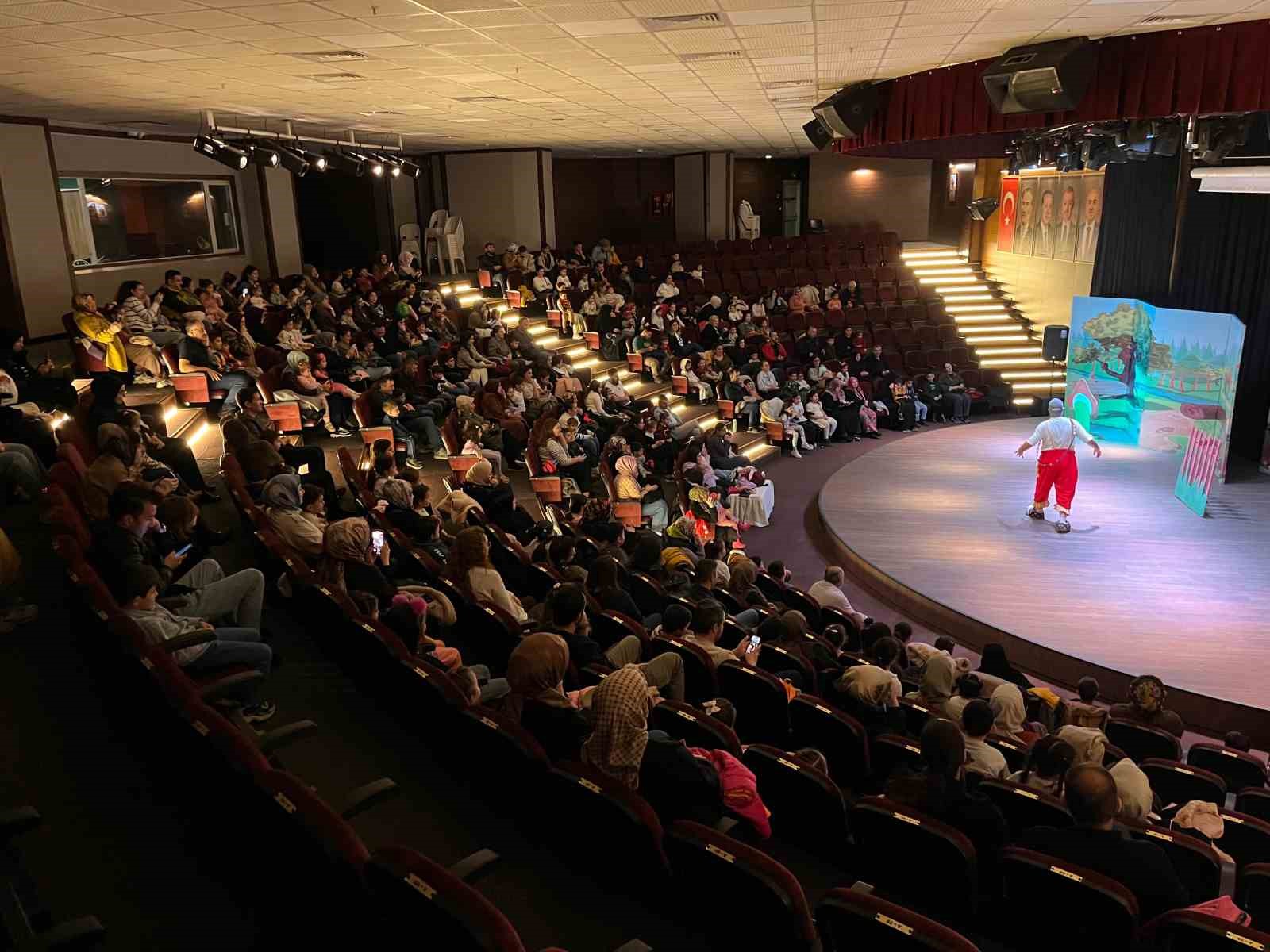 Darıca’da çocuklar hafta sonunu tiyatroyla değerlendiriyor
